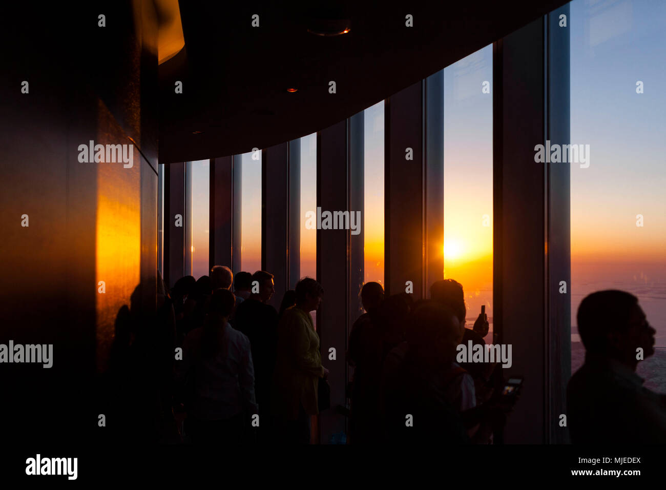 Dubai, Burj Khalifa pont d'observation au coucher du soleil Banque D'Images