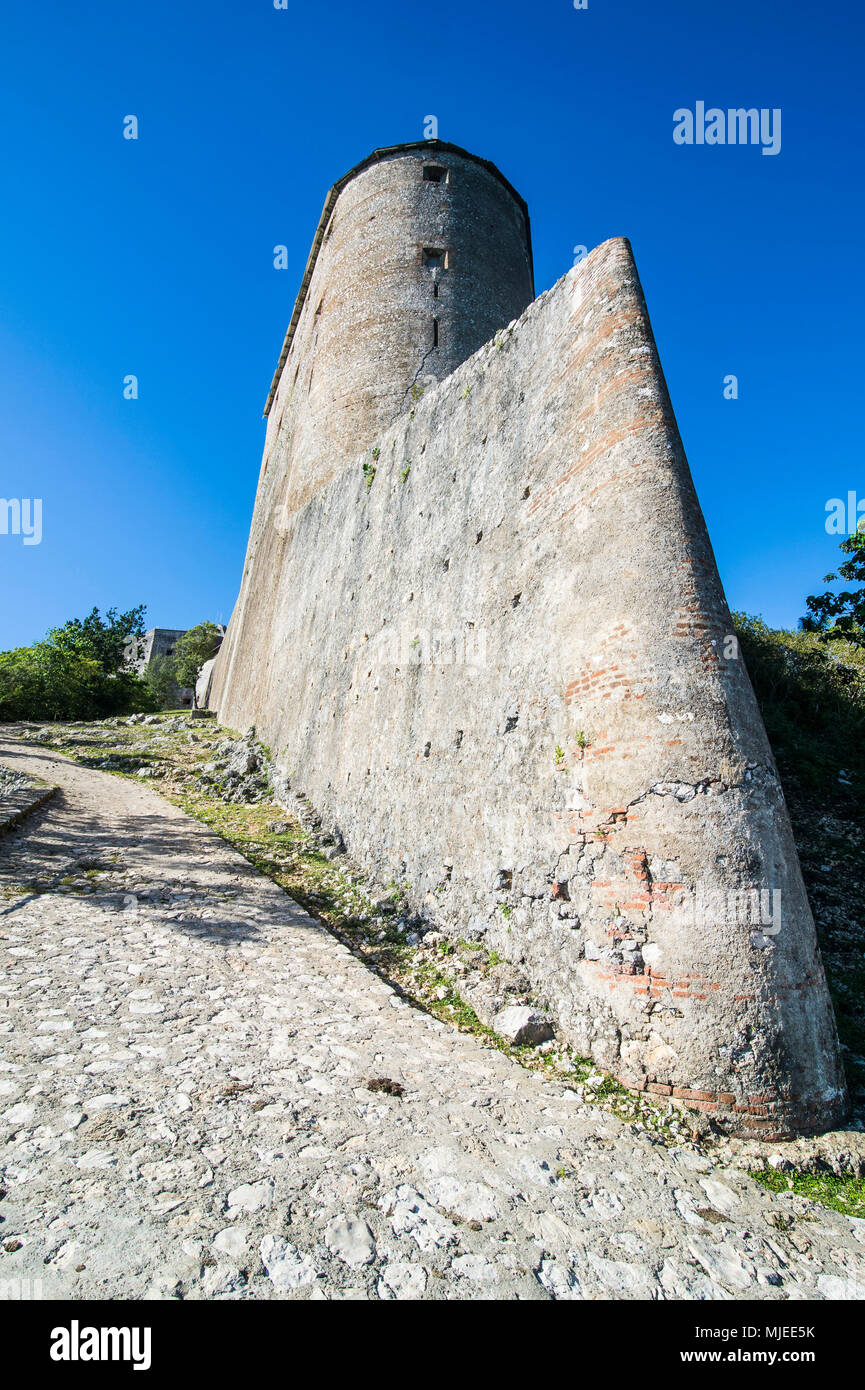 La route pavée menant à la vue du patrimoine mondial de l'Unesco la Citadelle Laferrière, Cap-Haïtien, Haïti, Caraïbes Banque D'Images