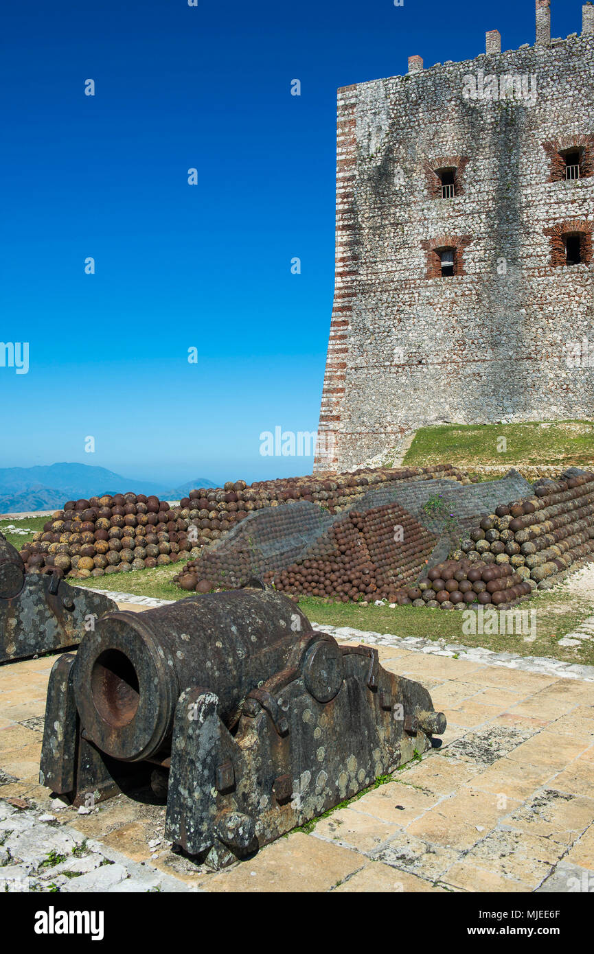 Vieux canons avant l'Unesco world heritage sight la Citadelle Laferrière, Cap-Haïtien, Haïti, Caraïbes Banque D'Images