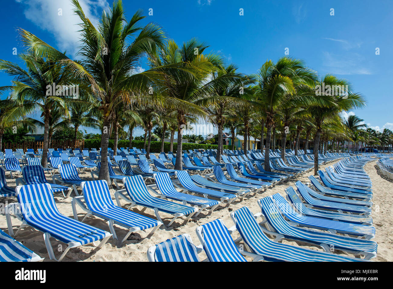 De nombreuses chaises longues de plage bateau de croisière pour touristes, Norman Saunders beach, Grand Turk, Îles Turques et Caïques Banque D'Images