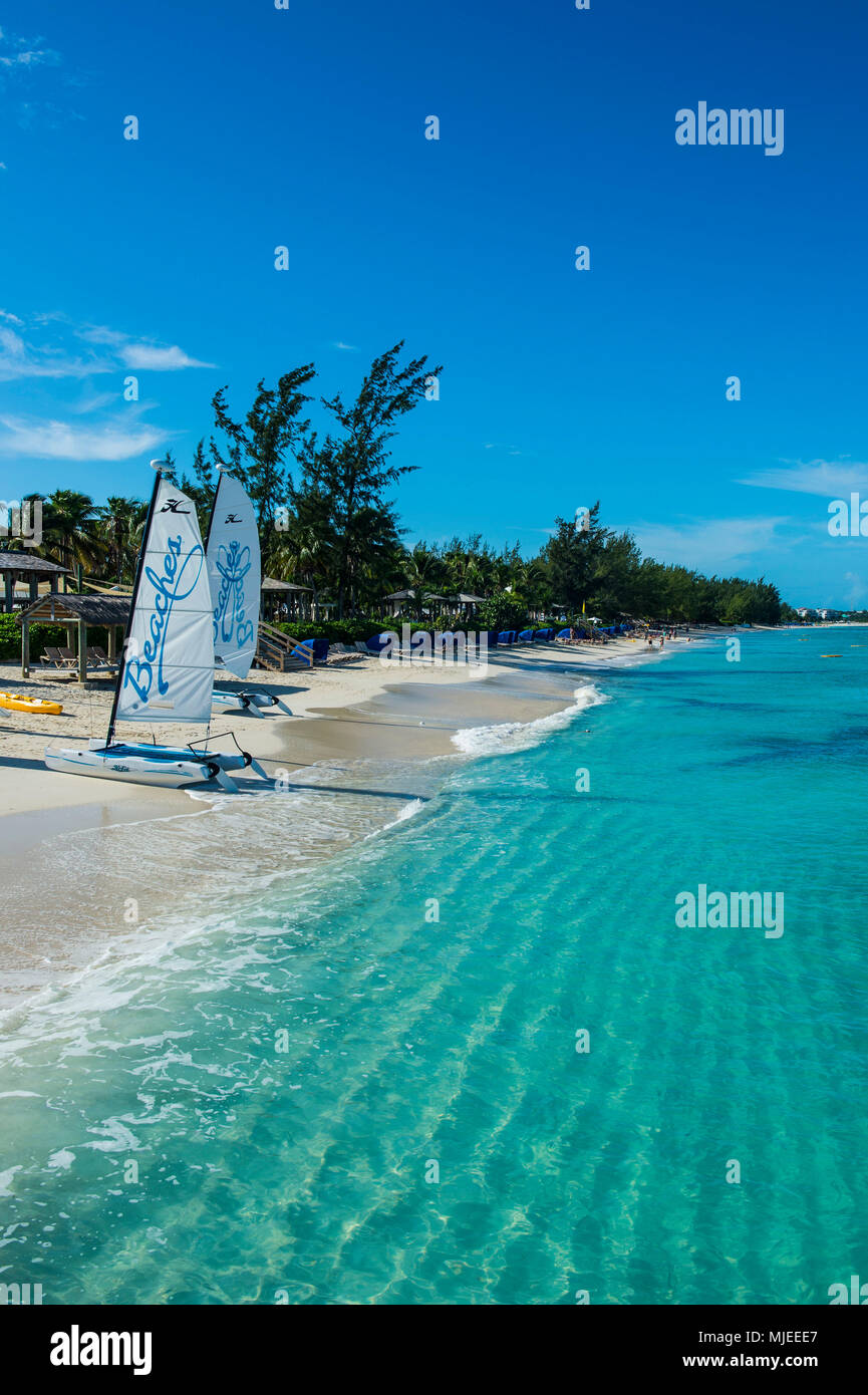 Catamarans sur la plage de Beaches Resort, Providenciales, Îles Turques et Caïques Banque D'Images