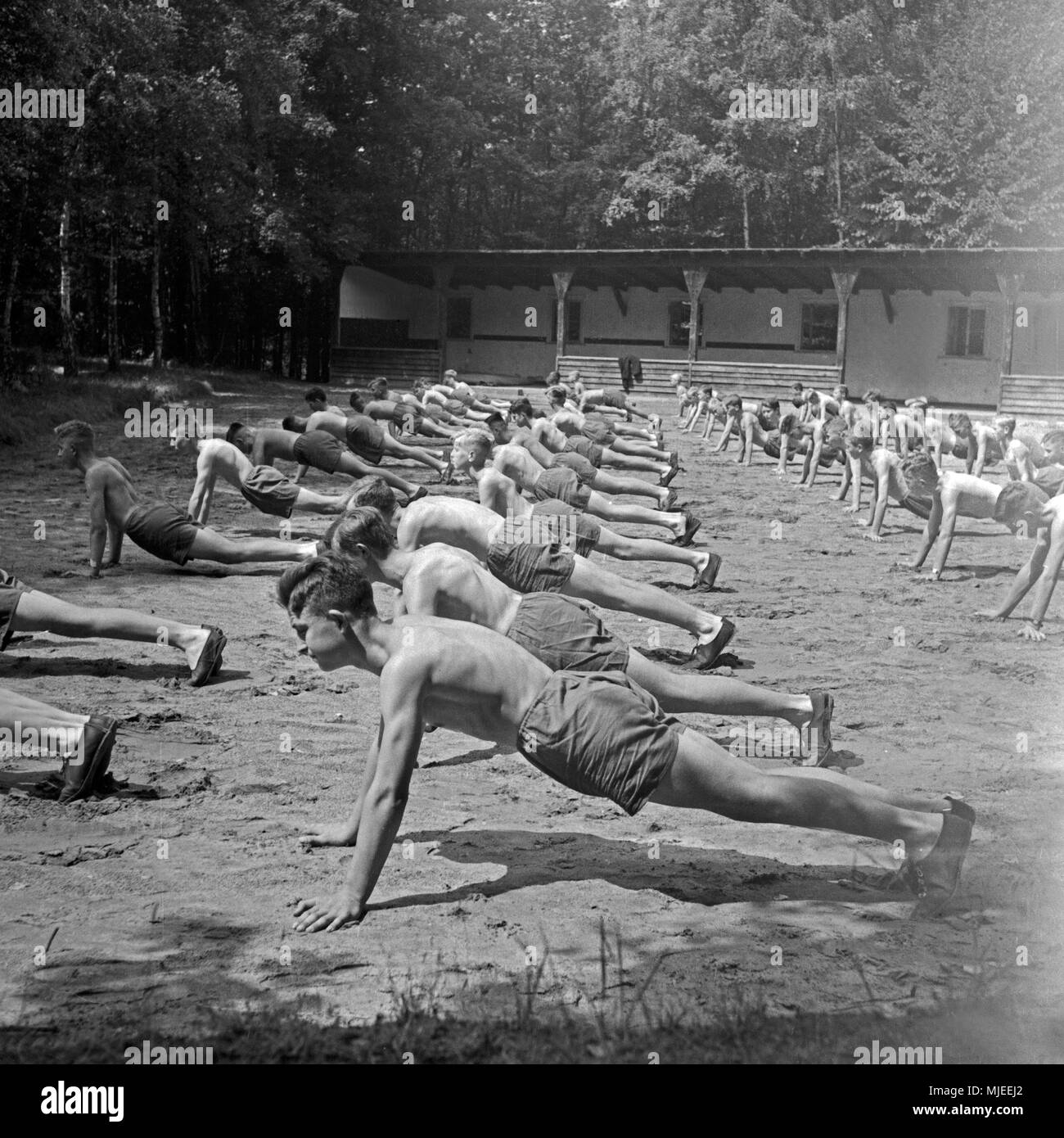 Die Jungen vom Lager Landjahr Liegestützen en Bevensen bei, Deutschland 1930 er Jahre. Les garçons de la jeunesse hitlérienne camp à Bevensen faisant quelques press ups, Allemagne 1930. Banque D'Images