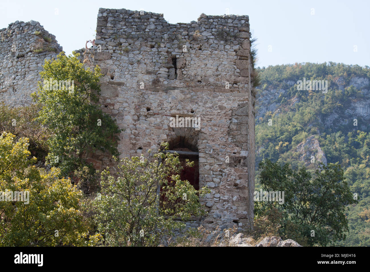 Ancienne forteresse sur une montagne Banque D'Images