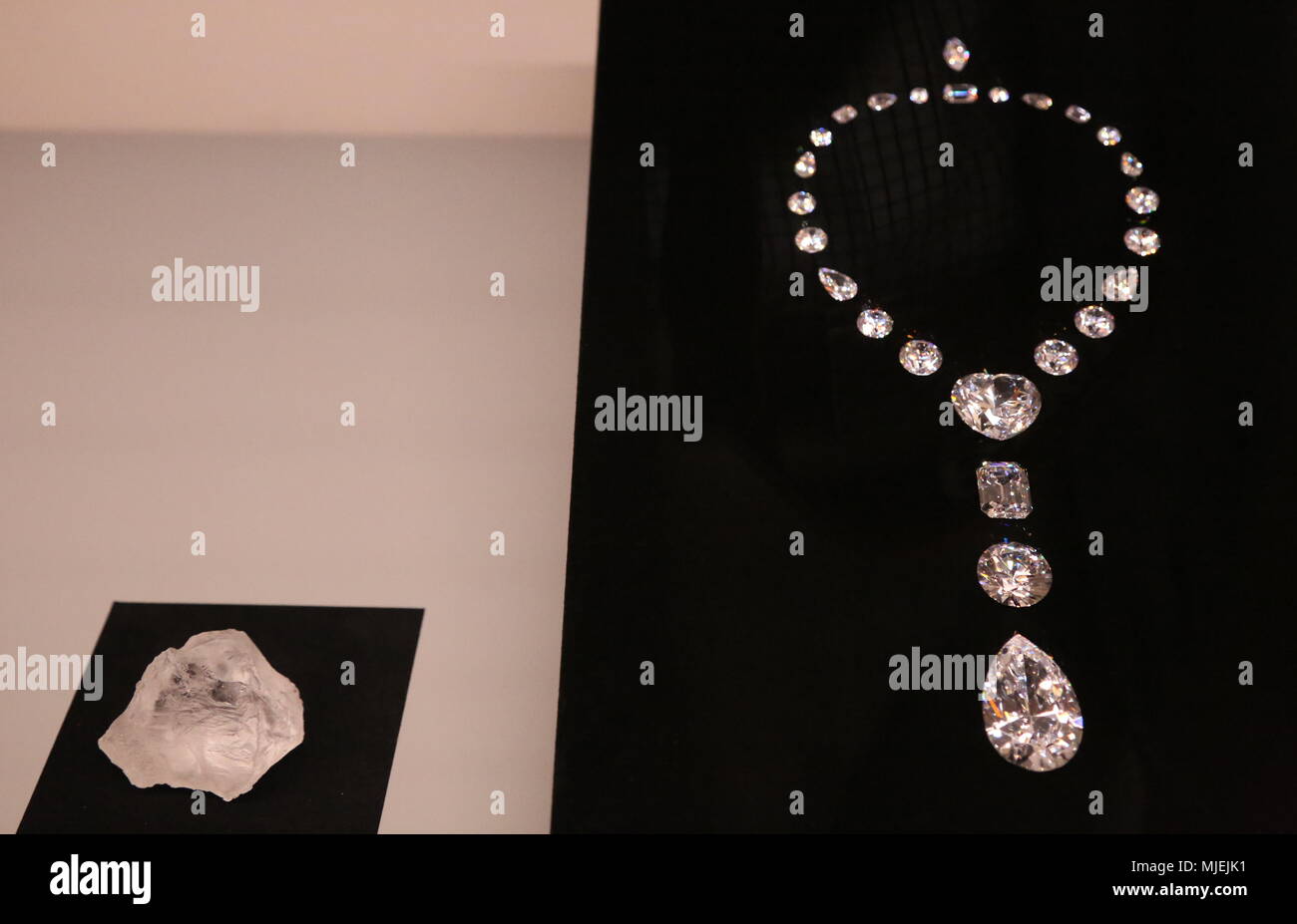 Anvers, Belgique. 4 mai, 2018. Les bijoux (R) a fait de la "promesse du Lesotho" et d'un diamant brut diamant (L) sont vus dans le musée du Diamant d'Anvers, en Belgique, le 4 mai 2018. Le musée du Diamant d'Anvers a été fermée en 2012 pour aller dans un nouvel endroit. Il a rouvert le 4 mai pour présenter l'histoire et des histoires sur les diamants. Anvers est connue sous le nom de 'Diamond Capital", avec une grande majorité des diamants vendus dans le monde entier passent par la ville. Credit : Wang Xiaojun/Xinhua/Alamy Live News Banque D'Images