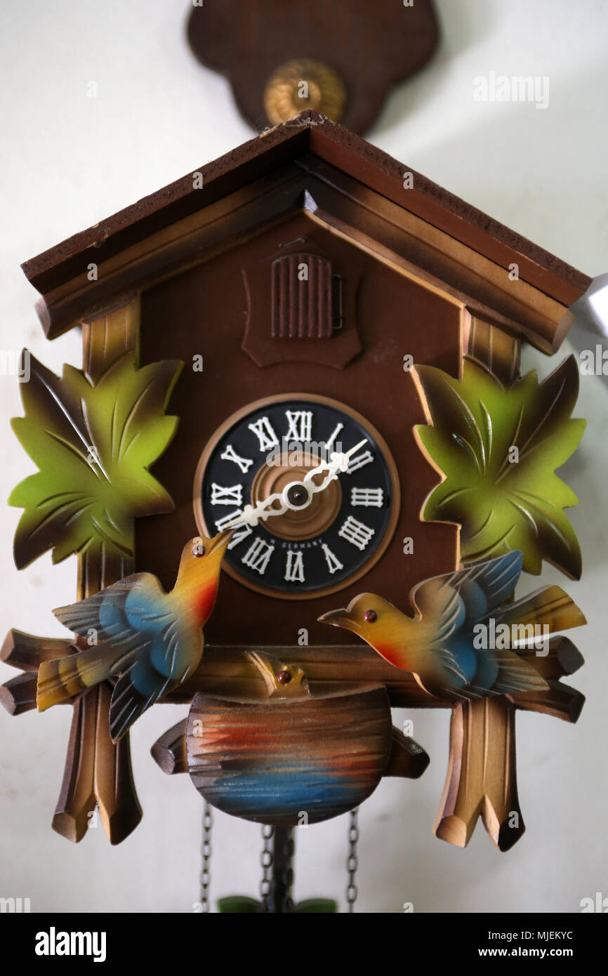 Athènes. 4 mai, 2018. Photo prise le 4 mai 2018 affiche une horloge dans la  boutique d'artisan Nikos Sideris à Athènes, Grèce. Un magasin spécialisé  dans la réparation de montres anciennes horloges
