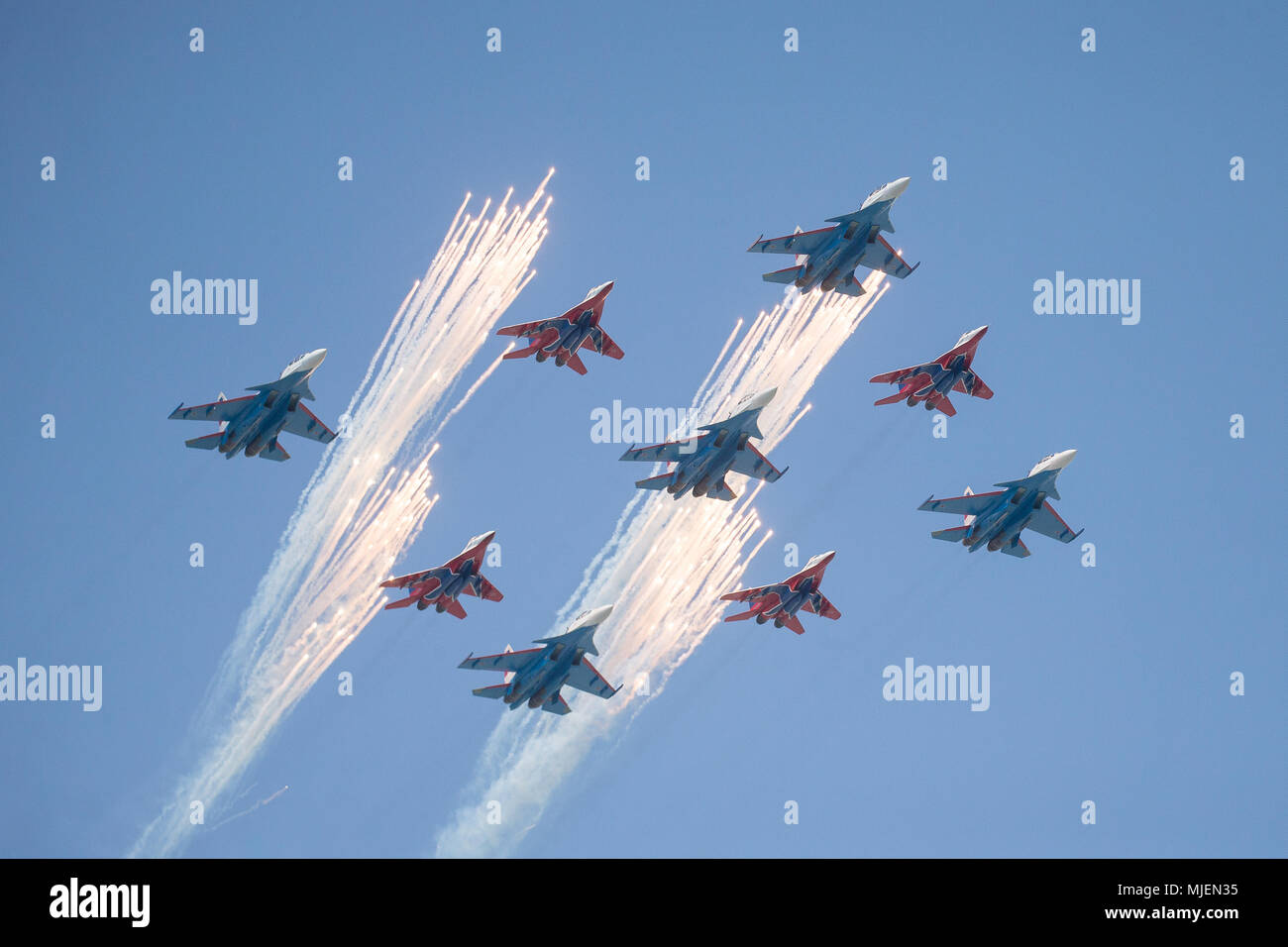 Moscou, Russie. 4 mai, 2018. Force aérienne russe chasseurs polyvalents Su-30SM du Russkiye Vityazi groupe pilote (Fédération de Chevaliers) et de MiG-29 des Strizhi (martinets) aerobatic team volent en formation lors d'une répétition de la prochaine fête de la Victoire air show marquant le 73e anniversaire de la victoire sur l'Allemagne nazie dans la Grande Guerre Patriotique 1941-1945, le Front de l'Est de la Seconde Guerre mondiale. Credit : Victor/Vytolskiy Alamy Live News Banque D'Images