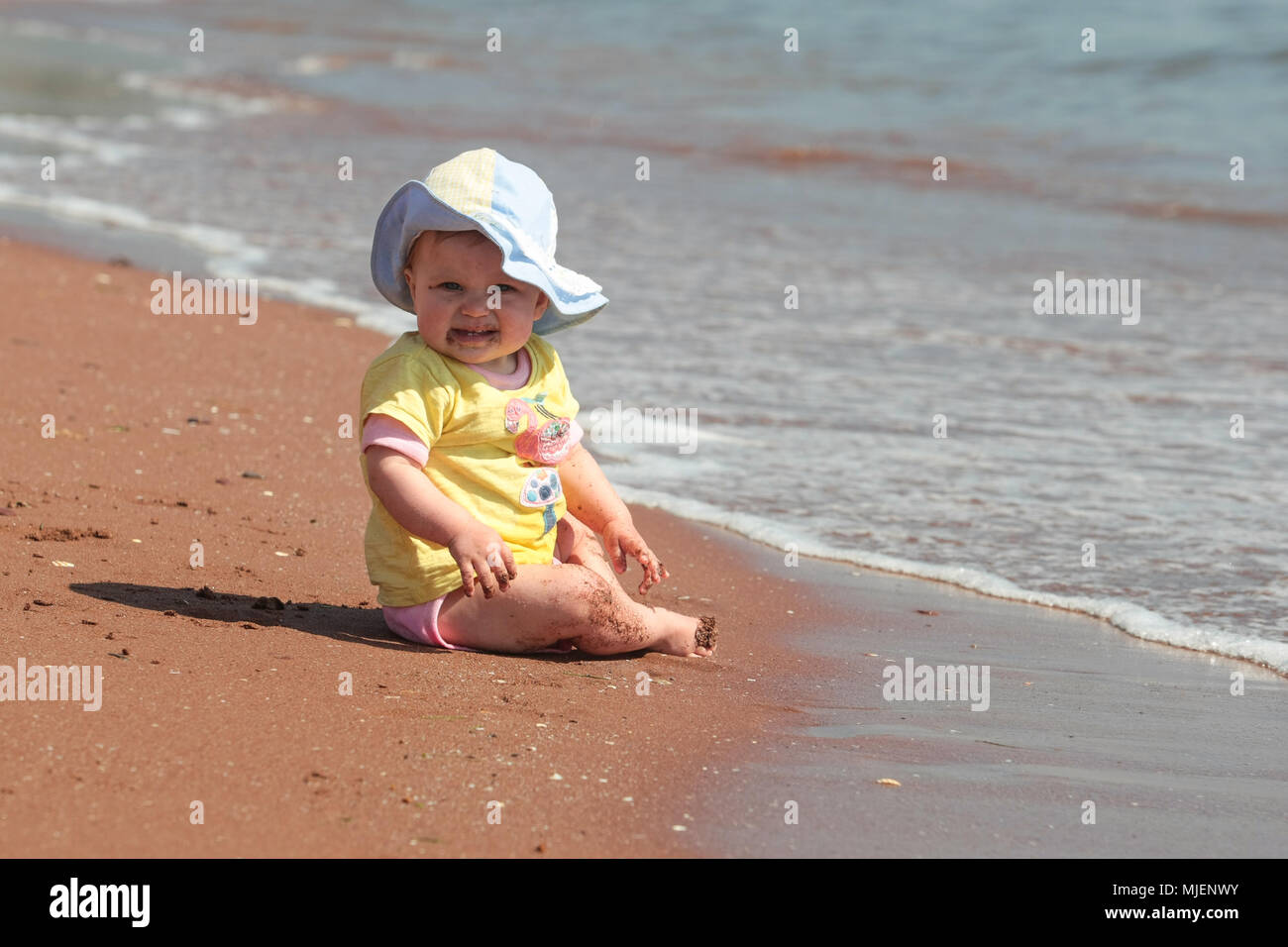 Bebe De 11 Mois Sur La Plage Par Temps Chaud Portant Un Chapeau Photo Stock Alamy