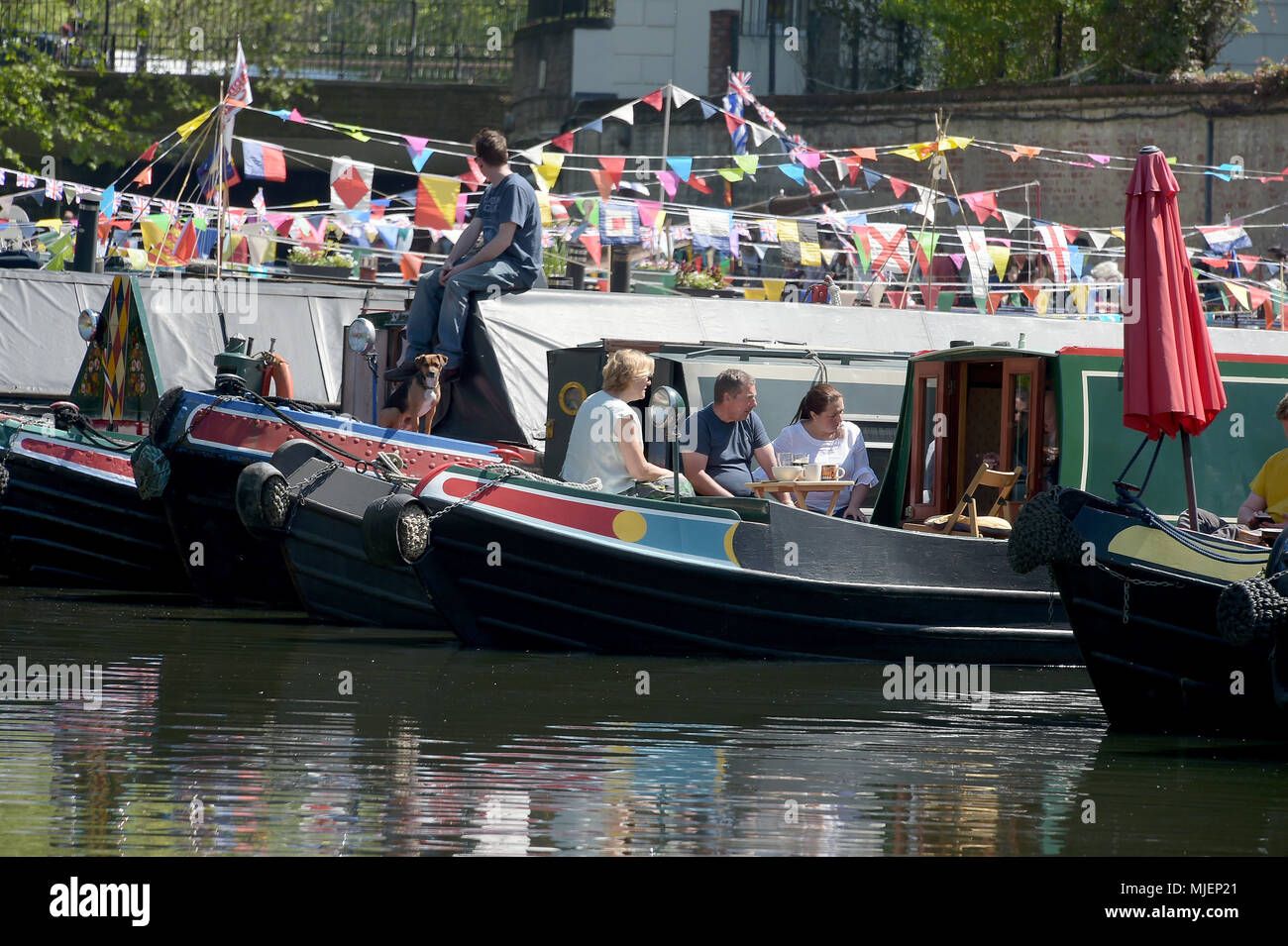 La petite Venise, UK. 5 mai, 2018. IWA Canalway Cavalcade est Londres, le plus grand festival des voies navigables les plus brillants et les meilleurs. Cette voie navigable unique voile rassemblement est organisé par les bénévoles de l'IWA, et a eu lieu à la petite Venise depuis 1983. Tenue au cours de la Banque mondiale mai week-end de vacances. Crédit : MARTIN DALTON/Alamy Live News Banque D'Images