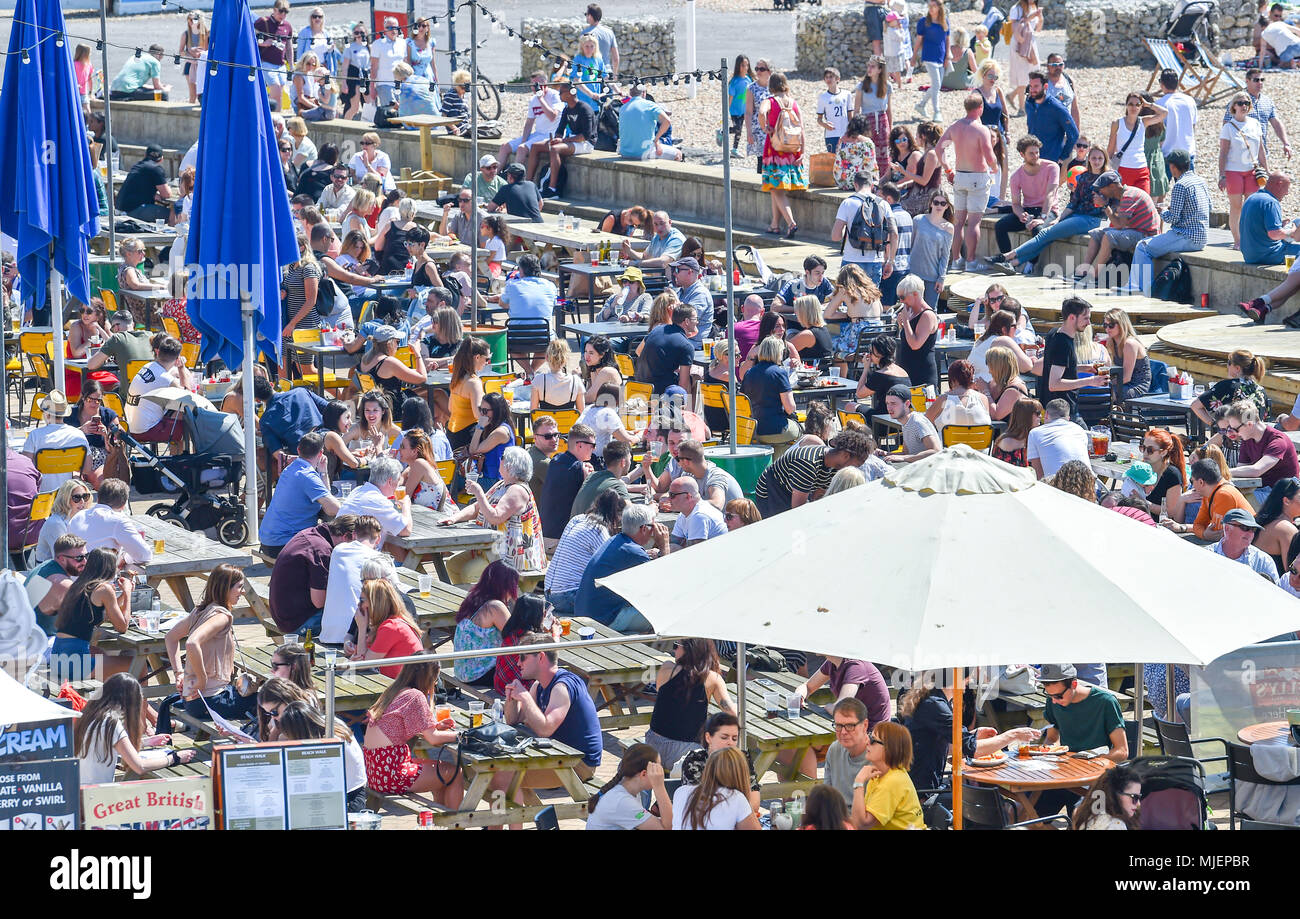 Brighton UK 5 mai 2018 - Les visiteurs apprécient la lumière du soleil chaude sur la plage de Brighton et le front de mer aujourd'hui avec des températures devrait atteindre le haut de la vingtaine dans certaines parties du sud-est de l'ensemble et juste de continuer sur le bank holiday weekend Crédit : Simon Dack/Alamy Live News Banque D'Images