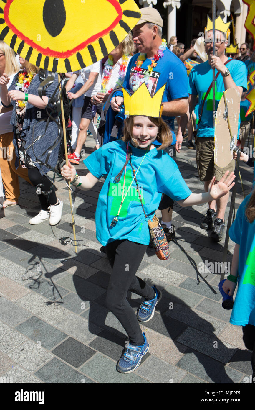 Brighton, Royaume-Uni. 5th mai 2018. Brighton Festival 2018 la parade des enfants commence le début du festival qui se poursuit tout au long du mois de mai. Le défilé implique des écoles et des enfants dans la région de Brighton & Hove, dans une atmosphère de carnaval à travers la ville de Laines jusqu'à la jetée de Brighton Palace. 5th mai 2018 crédit : David Smith/Alay Live News Banque D'Images