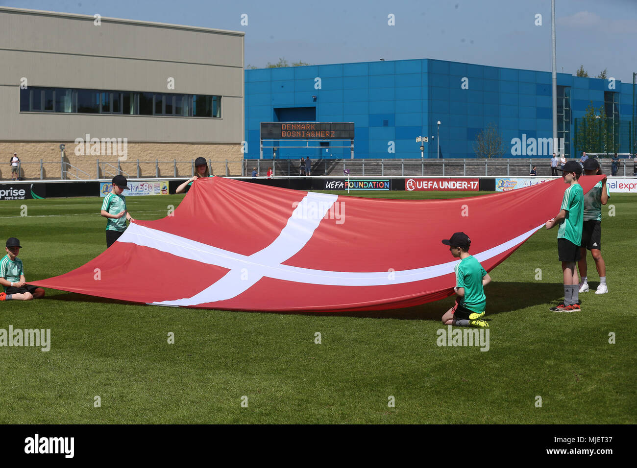 Loughborough, Royaume-Uni. 5 mai, 2018. Le drapeau danois avant le championnat d'Europe 2018 Championnat des moins de 17 ans match du groupe C entre le Danemark et la Bosnie-et-Herzégovine à Loughborough University Stadium le 5 mai 2018 à Loughborough, Angleterre. (Photo prise par Paul Chesterton/phcimages.com) : PHC Crédit Images/Alamy Live News Banque D'Images