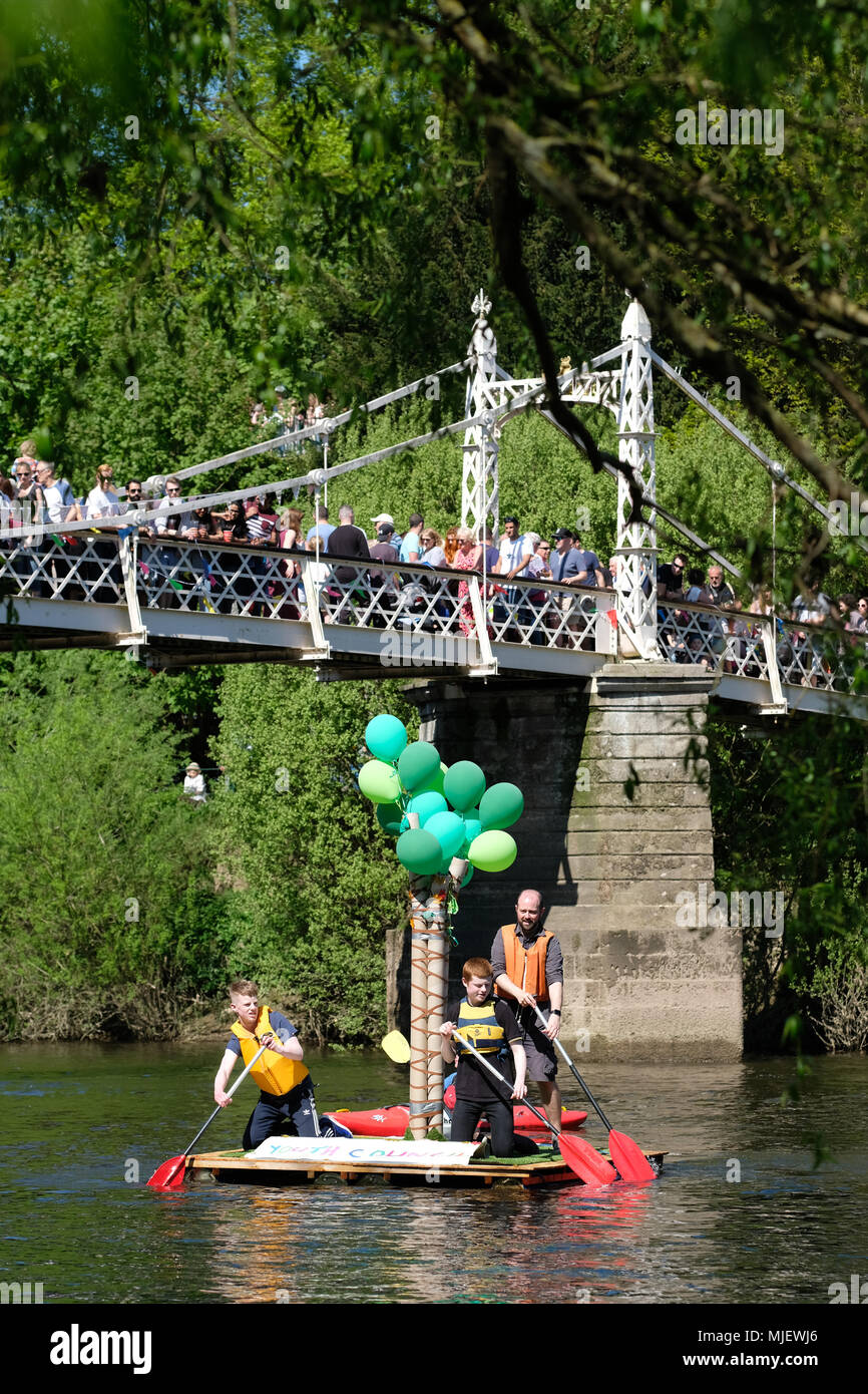 Hereford, Herefordshire, UK - Samedi 5 Mai 2018 - Home made radeaux flotter vers le bas la rivière Wye dans le cadre de la zone piétonne animée Pont Victoria dans le cadre de la rivière Hereford Carnival sur une journée très chaude et ensoleillée avec des températures jusqu'à 21c. Photo Steven Mai / Alamy Live News Banque D'Images