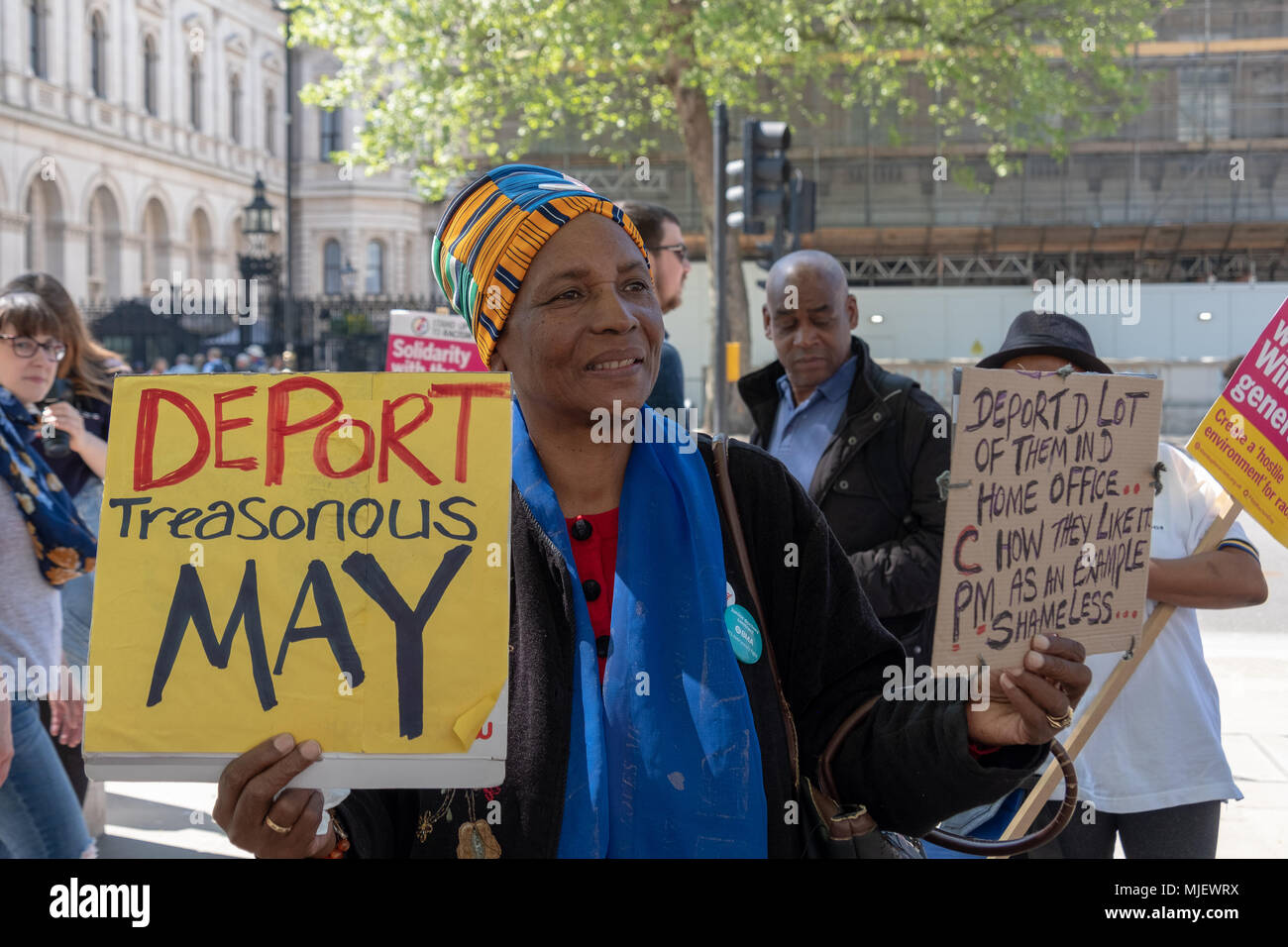 Londres, Royaume-Uni, 5 mai 2018, les manifestants ont participer à une marche pour la Windrush en face de Downing Street dans une tentative de renverser les gouvernements de l'immigration politique énonçant la politique actuelle de mai Theresa est raciste. Credit : Adrian mabe/Alamy Live News Banque D'Images