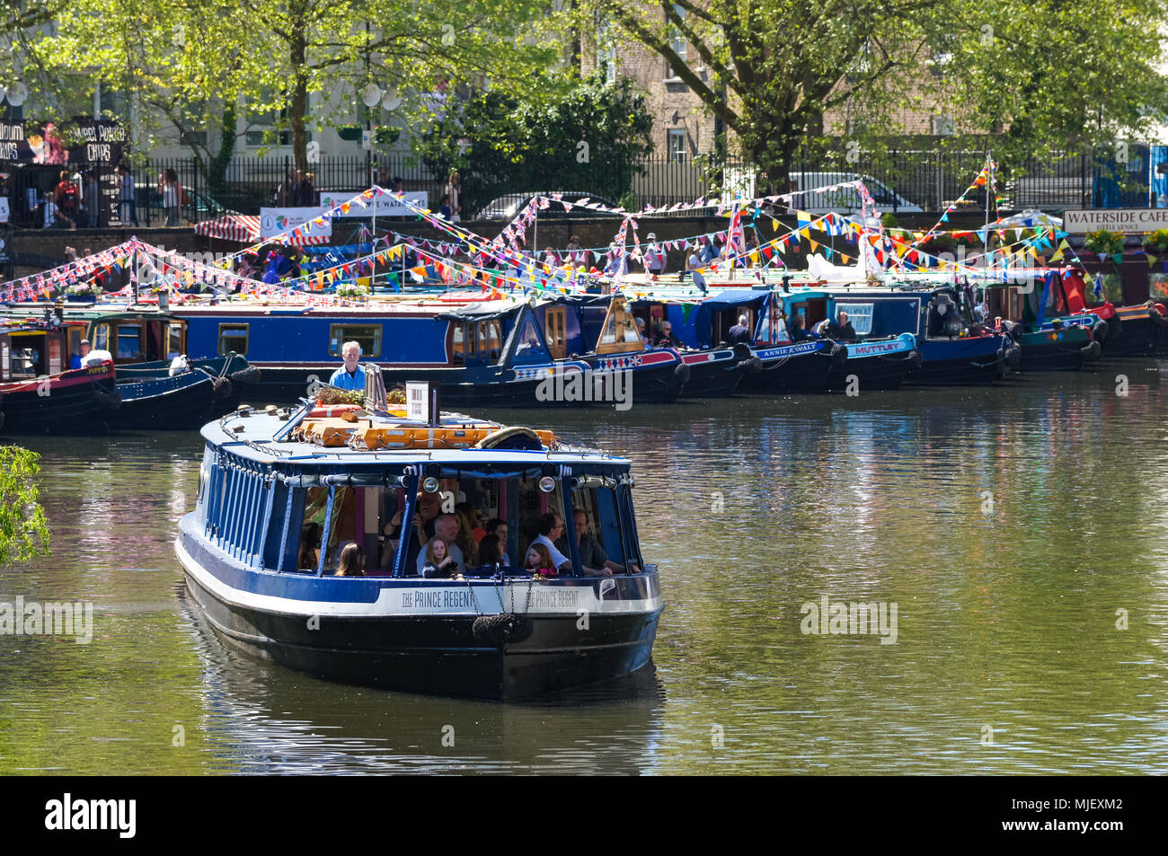 Décoré à l'IWA narrowboats Canalway Cavalcade festival d'eau dans la Petite Venise, Londres, Angleterre, Royaume-Uni, UK Banque D'Images