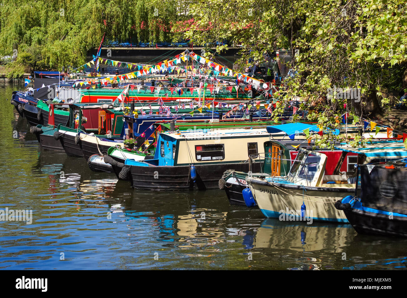 Décoré à l'IWA narrowboats Canalway Cavalcade festival d'eau dans la Petite Venise, Londres, Angleterre, Royaume-Uni, UK Banque D'Images