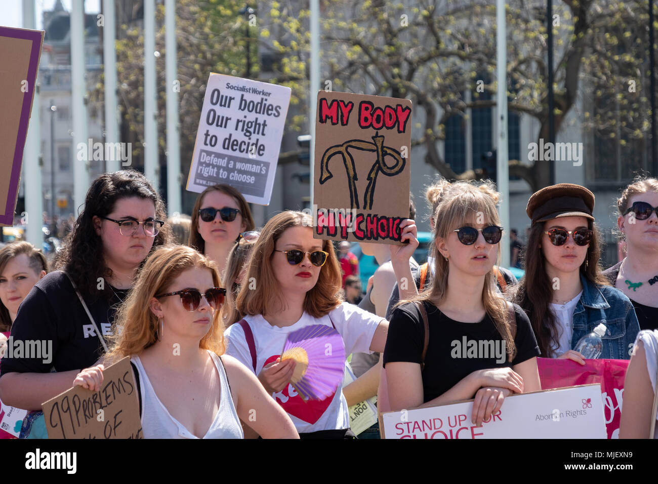 Londres, Royaume-Uni, 5 mai 2018, les membres de la groupe le droit à l'avortement et pro choix membres détiennent une manifestation à la place du Parlement pour mettre en lumière les 50 ans de l'entrée en vigueur de la loi sur l'avortement et pour mettre en évidence les options de mon corps mon choix. Credit : Adrian mabe/Alamy Live News Banque D'Images