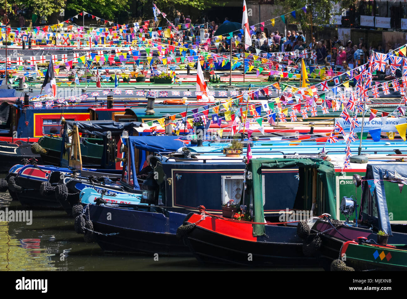 Décoré à l'IWA narrowboats Canalway Cavalcade festival d'eau dans la Petite Venise, Londres, Angleterre, Royaume-Uni, UK Banque D'Images