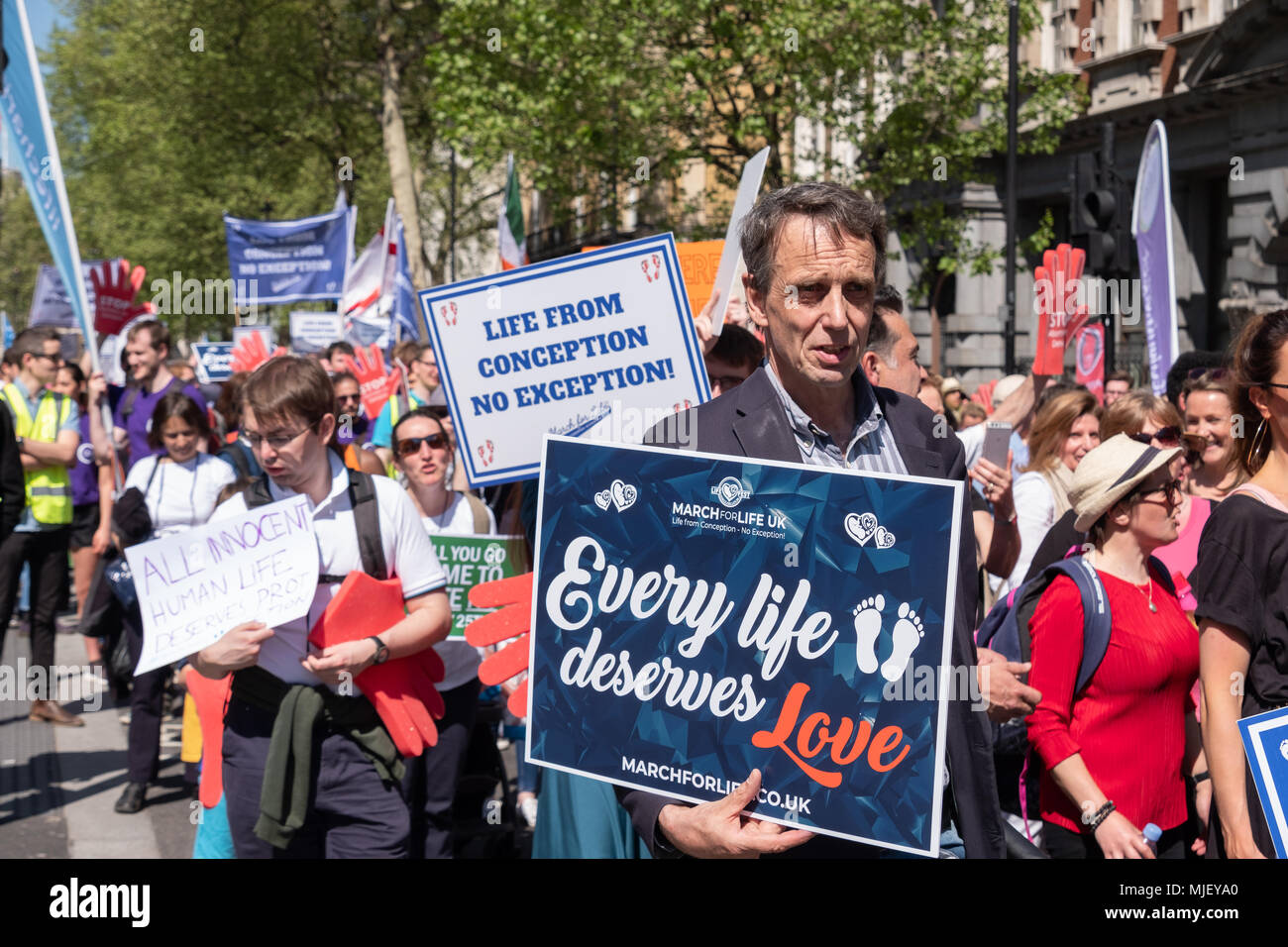 Londres, Royaume-Uni, 5 mai 2018, les membres de la Marche pour la vie UK a organisé une marche à travers le centre de Londres. Un homme détient un chaque vie mérite amour placard Crédit : Adrian mabe/Alamy Live News Banque D'Images