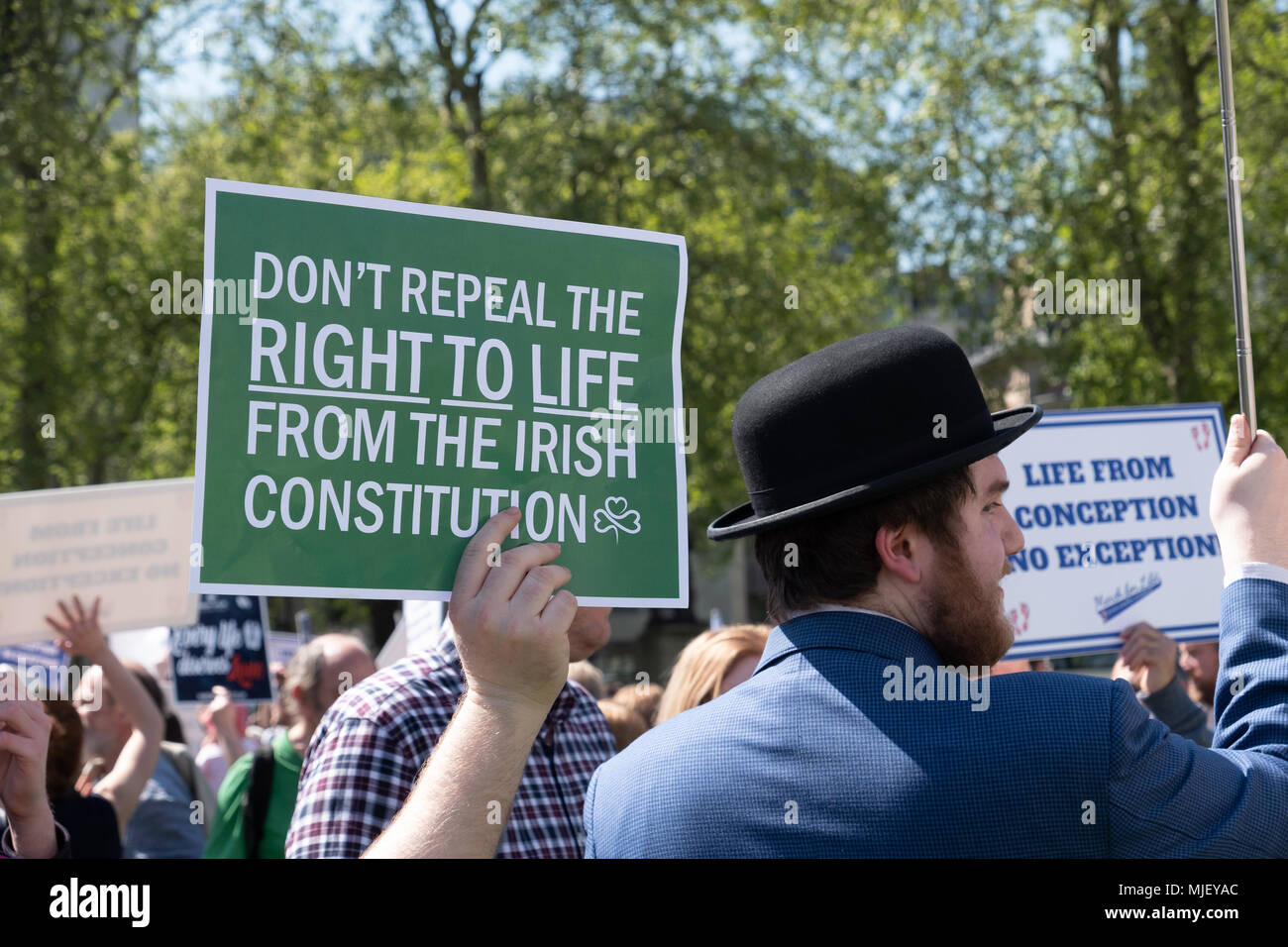 Londres, Royaume-Uni, 5 mai 2018, les membres de la Marche pour la vie UK a organisé une marche à travers le centre de Londres. Un homme est titulaire d'un n'avez pas d'abroger les droits à la vie placard Crédit : Adrian mabe/Alamy Live News Banque D'Images