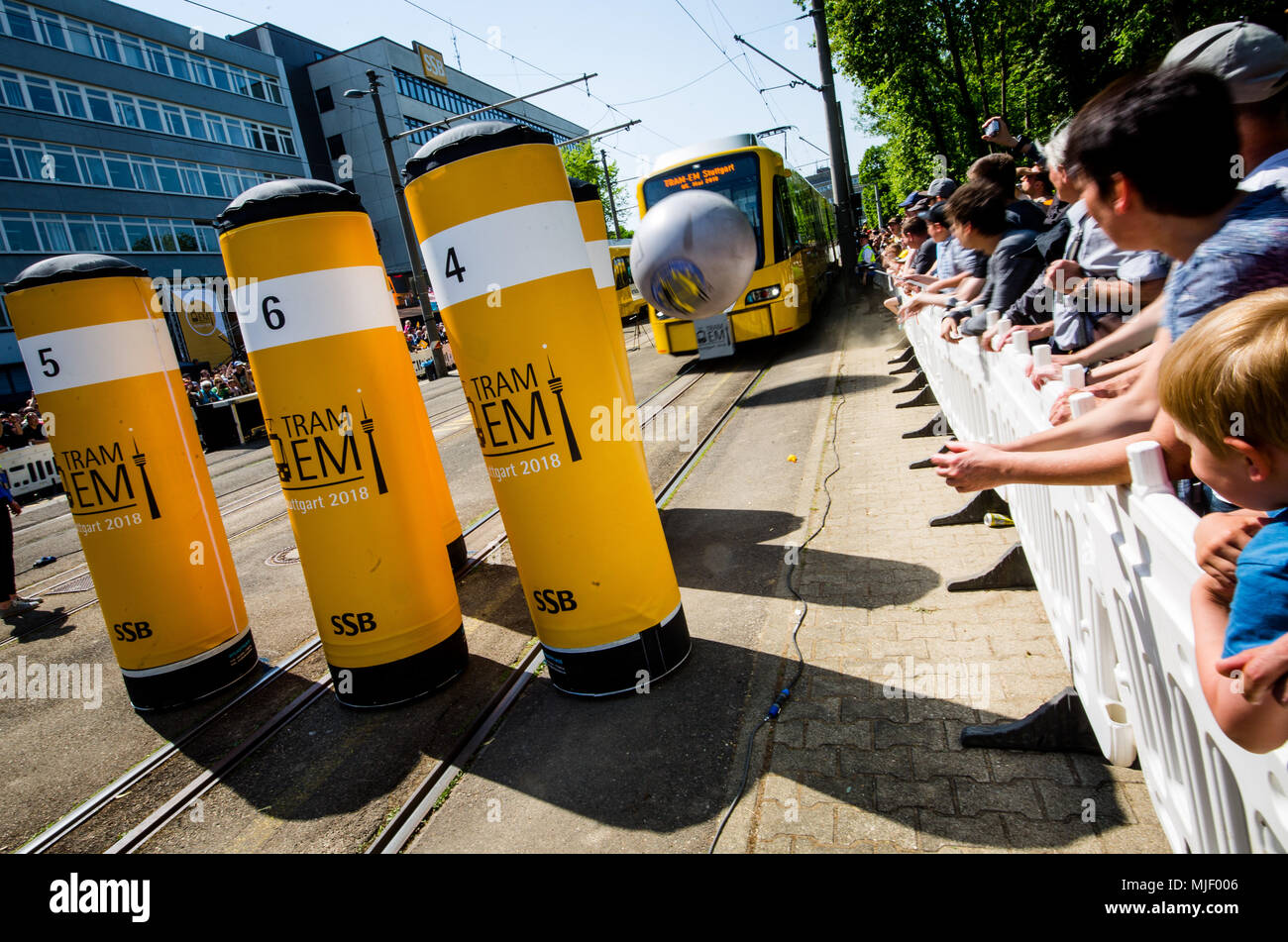 05 mai 2018, l'Allemagne, Stuttgart : dans la discipline de l'Tram-Bowling au championnat d'Europe des conducteurs de tram, les participants essaient de renverser le plus de pins que possible. C'est l'une des six disciplines différentes dans la compétition. Photo : Christoph Schmidt/dpa Banque D'Images