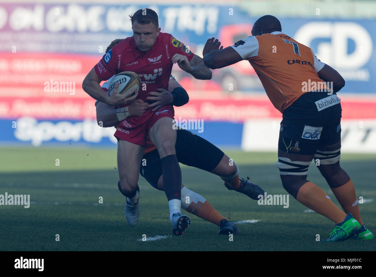 Aile droite Tom Prydie Scarlets sur l'attaque Banque D'Images