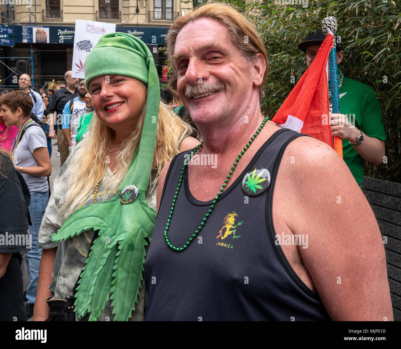 New York, États-Unis, 5 mai 2018. Un manifestant avec un chapeau en forme de marijuana participe au cannabis NYC parade, une tradition vieille de 40 ans dans la ville de New York pour exiger la fin de la prohibition du cannabis. Photo par Enrique Shore / Alamy Live News Banque D'Images