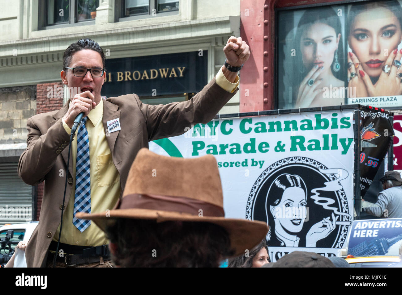 New York, États-Unis, 5 mai 2018. Militant pour la paix, Sander Hicks, un candidat pour le Congrès, traite de la 2018 NYC Le Cannabis parade, une tradition vieille de 40 ans dans la ville de New York pour exiger la fin de la prohibition du cannabis. Photo par Enrique Shore / Alamy Live News Banque D'Images