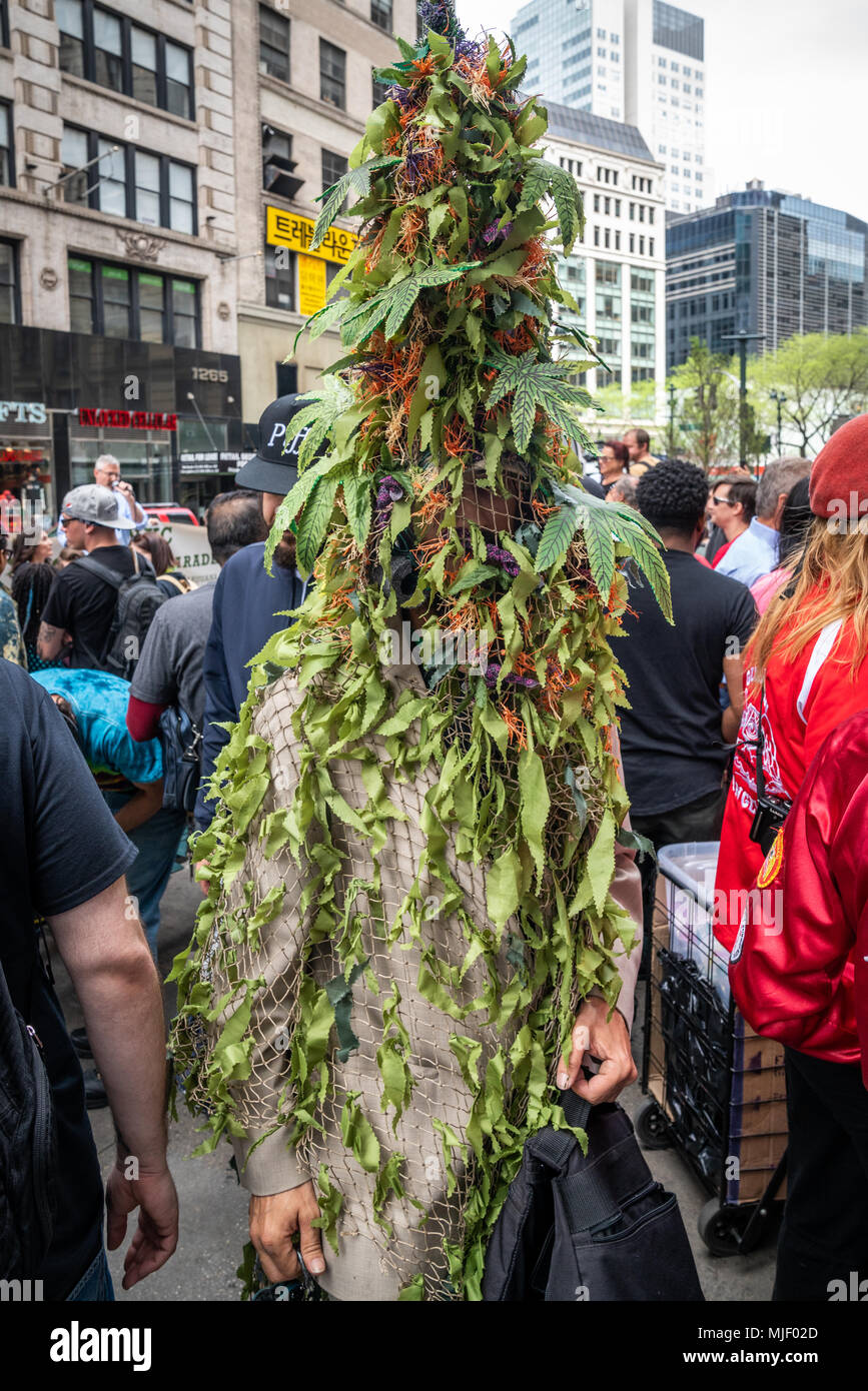 New York, États-Unis, 5 mai 2018. Un homme portant un déguisement de  marijuana participe à la parade, 2018 Cannabis NYC une tradition vieille de  40 ans dans la ville de New York