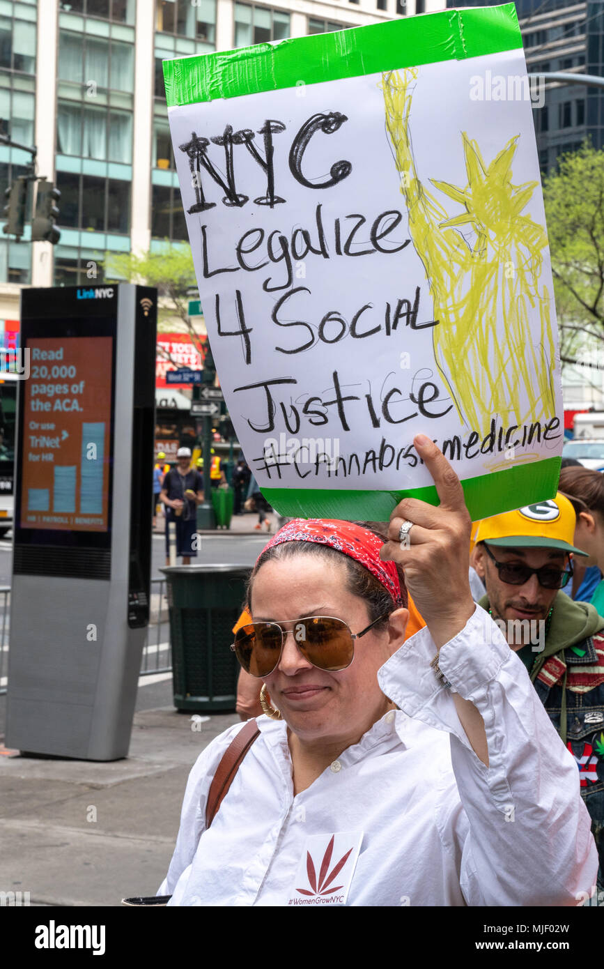 New York, États-Unis, 5 mai 2018. Les manifestants portent des signes comme ils participent à la parade, 2018 Cannabis NYC une tradition vieille de 40 ans dans la ville de New York pour exiger la fin de la prohibition du cannabis. Photo par Enrique Shore / Alamy Live News Banque D'Images