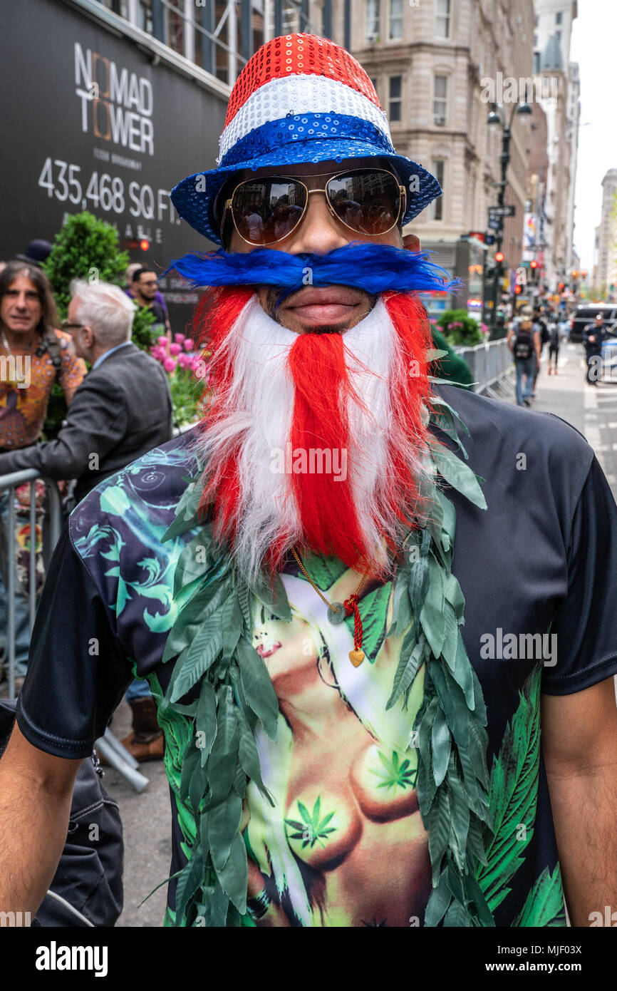 New York, États-Unis, 5 mai 2018. Vétéran de l'armée américaine Joshua Ace Acevedo participe à la parade, 2018 Cannabis NYC une tradition vieille de 40 ans dans la ville de New York pour exiger la fin de la prohibition du cannabis. Photo par Enrique Shore / Alamy Live News Banque D'Images