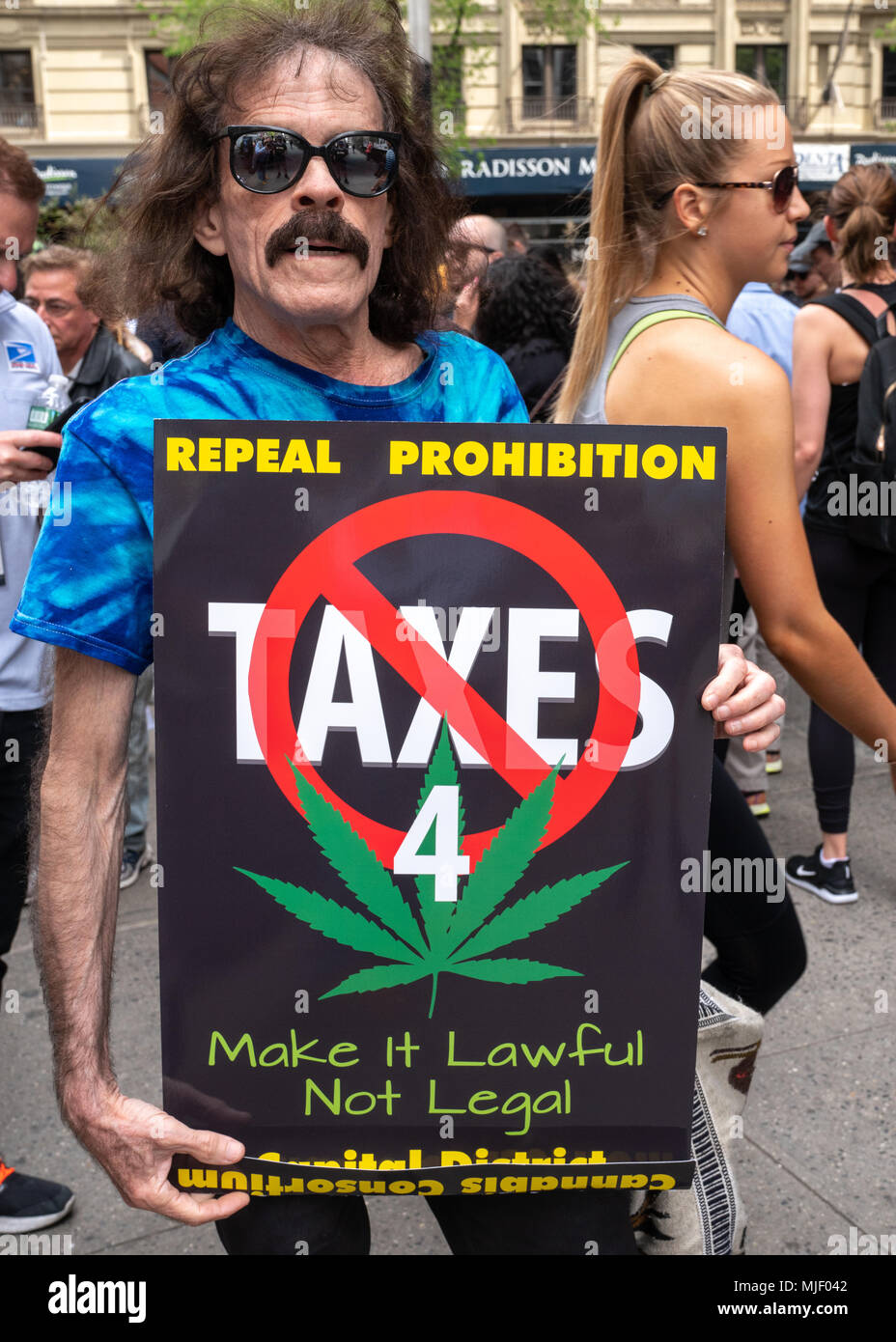 New York, États-Unis, 5 mai 2018. Un manifestant tient une pancarte lors de la NYC 2018 Cannabis parade, une tradition vieille de 40 ans dans la ville de New York pour exiger la fin de la prohibition du cannabis. Photo par Enrique Shore / Alamy Live News Banque D'Images