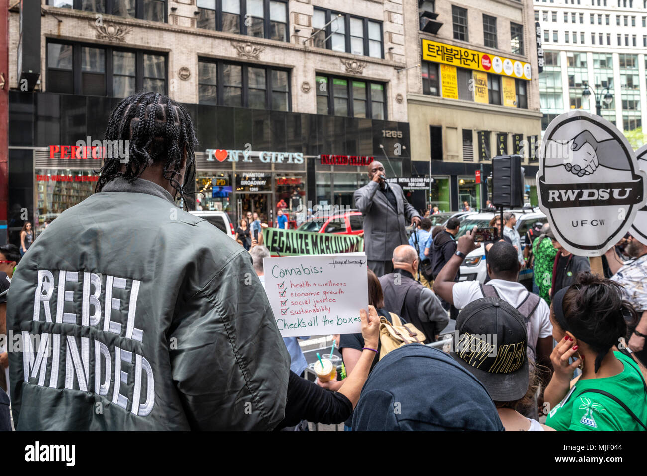 New York, États-Unis, 5 mai 2018. 2018 manifestants participer au défilé, un Cannabis NYC quatre-décennie vieille tradition dans la ville de New York pour exiger la fin de la prohibition du cannabis. Photo par Enrique Shore / Alamy Live News Banque D'Images
