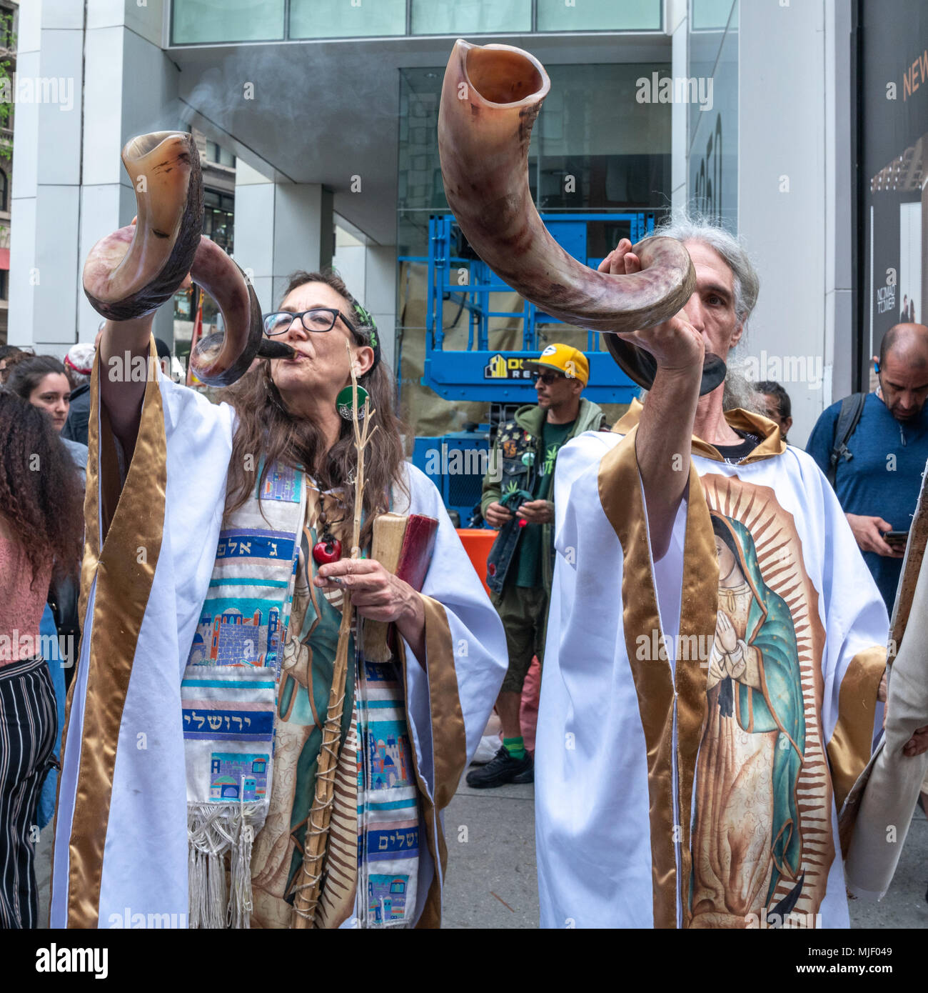 New York, États-Unis, 5 mai 2018. Anne Armstrong et Alan Gordon, de Rhode Island's 'l'église de guérison INRI' fumer de la marijuana par les cornes de bélier comme ils participent à la parade, 2018 Cannabis NYC une tradition vieille de 40 ans dans la ville de New York pour exiger la fin de la prohibition du cannabis. Photo par Enrique Shore / Alamy Live News Banque D'Images