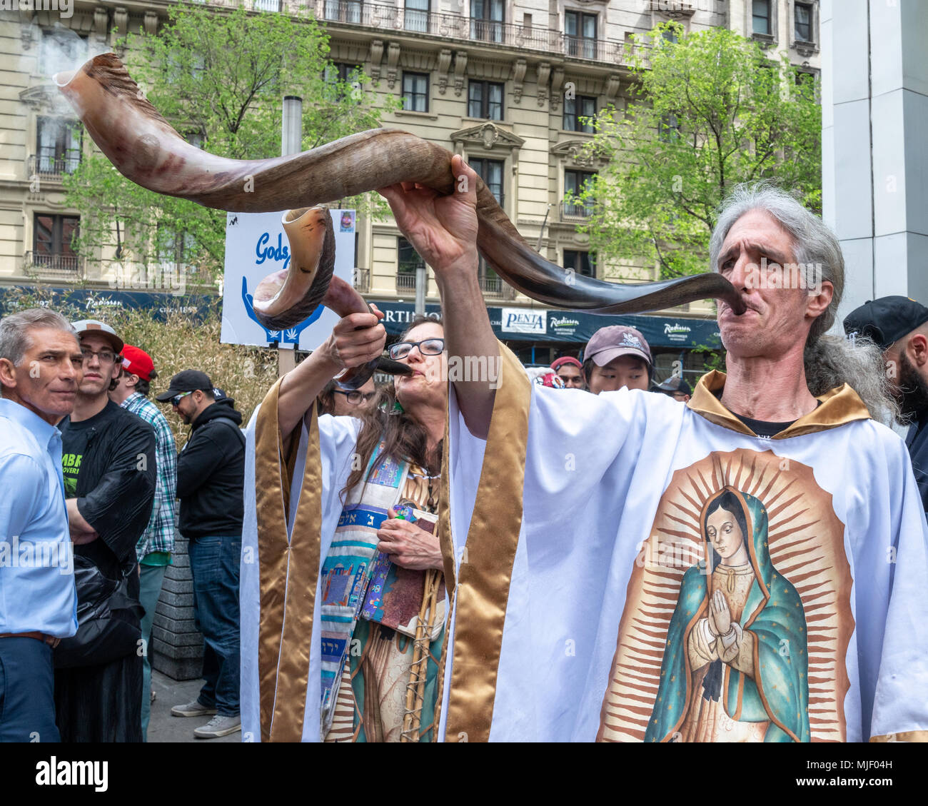 New York, États-Unis, 5 mai 2018. Anne Armstrong et Alan Gordon, de Rhode Island's 'l'église de guérison INRI' fumer de la marijuana par les cornes de bélier comme ils participent à la parade, 2018 Cannabis NYC une tradition vieille de 40 ans dans la ville de New York pour exiger la fin de la prohibition du cannabis. Photo par Enrique Shore / Alamy Live News Banque D'Images