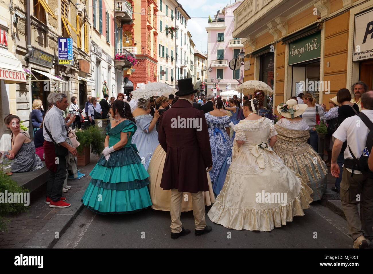 Gênes, Italie, le 5 mai 2018. Robe xixe siècle parade pour Euroflora pièce à Nervi parmi les plus importants parcs floralies européenne thriugh villas historiques et maisons Banque D'Images