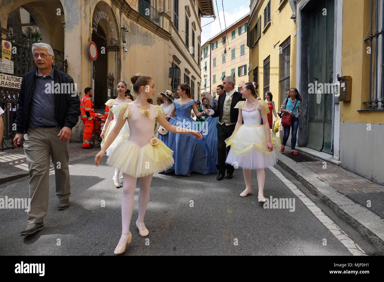 Gênes, Italie, le 5 mai 2018. Robe xixe siècle parade pour Euroflora pièce à Nervi parmi les plus importants parcs floralies européenne thriugh villas historiques et maisons Banque D'Images