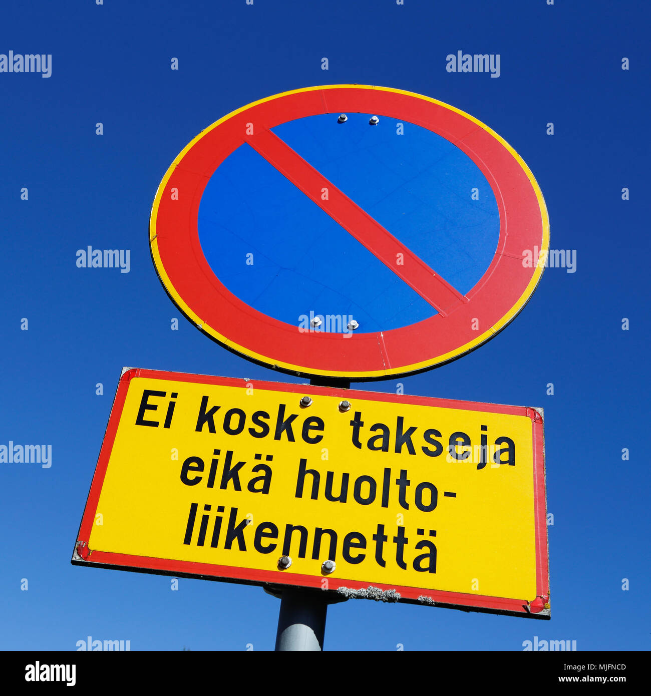 Panneau routier finlandais stationnement interdit avec un panneau additionnel, ne s'applique pas aux taxis et véhicules de service, contre le ciel bleu. Banque D'Images