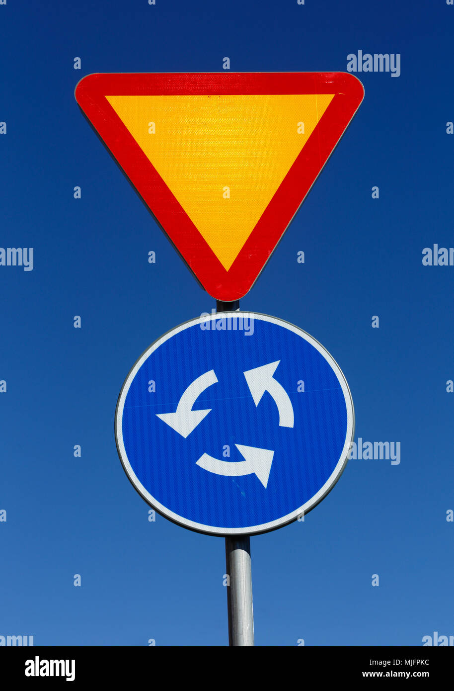 La signalisation routière et rond-point contre le ciel bleu. Banque D'Images