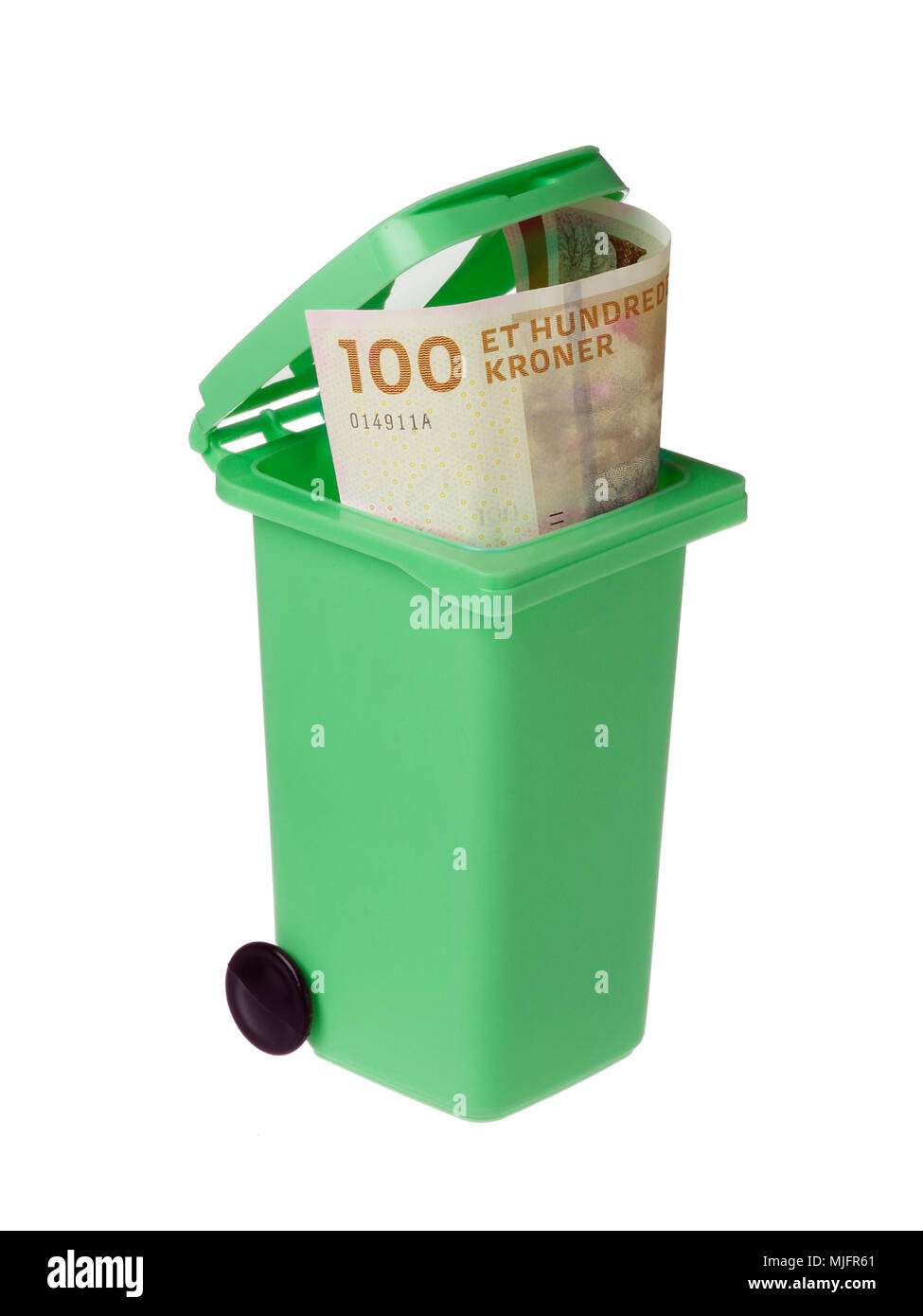 Un undred Dannish billet de couronnes à l'intérieur d'un bac de recyclage vert ouvert isolé sur fond blanc. Banque D'Images