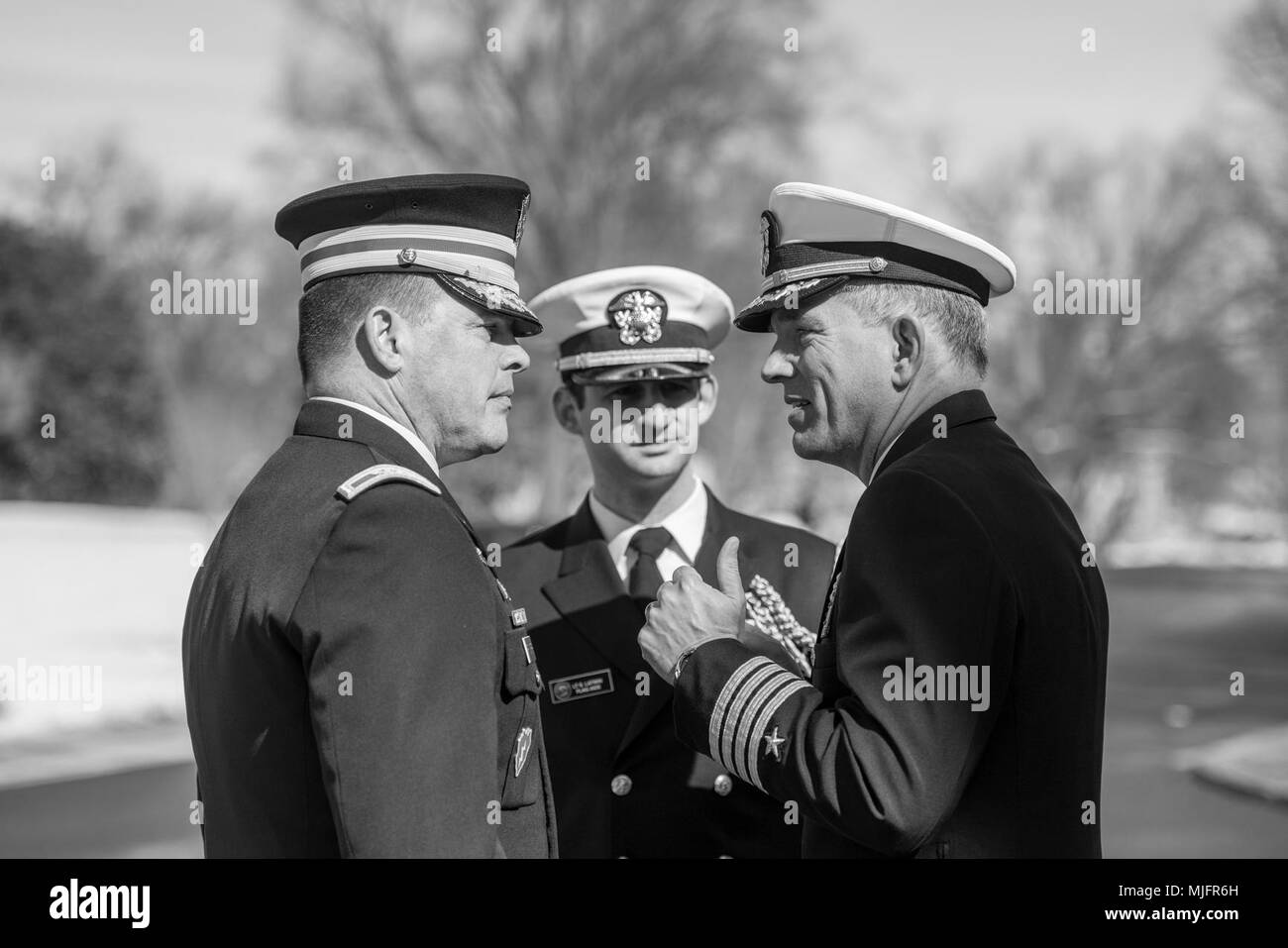 L'armée américaine le colonel Jerry Farnsworth ( à gauche), chef d'état-major de l'armée, les cimetières militaires nationales et Arlington National Cemetery ; et le Capitaine de vaisseau américain Roy Undersander (à droite), chef d'état-major, quartier naval de Washington ; parler à l'extérieur de l'amphithéâtre du Souvenir au Cimetière National d'Arlington, Arlington, Virginie, le 22 mars 2018. Farnsworth et Undersander a accueilli la visite de SMA. Sunil Lanba, chef d'état-major de la marine, la marine indienne, au cimetière national d'Arlington. Lanba a participé à tous les honneurs de la Marine une gerbe sur la Tombe du Soldat Inconnu et ont visité des sites remarquables à Arlington Na Banque D'Images