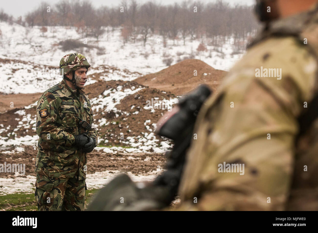 Le Lieutenant-colonel bulgare Ivaylo Ivanov, commandant de bataillon de la 42e Bataillon d'infanterie mécanisée, Yambol, Bulgarie, exprime sa gratitude pour la réussite de la mission des soldats américains de la Compagnie B, 1er Bataillon, 18e Régiment d'infanterie, 2e Brigade blindée, l'équipe de combat de la 1ère Division d'infanterie, de Fort Riley, Kansas, au cours de la formation de partenariats à l'entraînement de Novo Selo, Bulgarie, le 23 mars 2018. Les deux forces alliées ont participé à deux jours de formation conjointe exercer sous le commandement et le contrôle d'Ivanov. (U.S. Army Banque D'Images