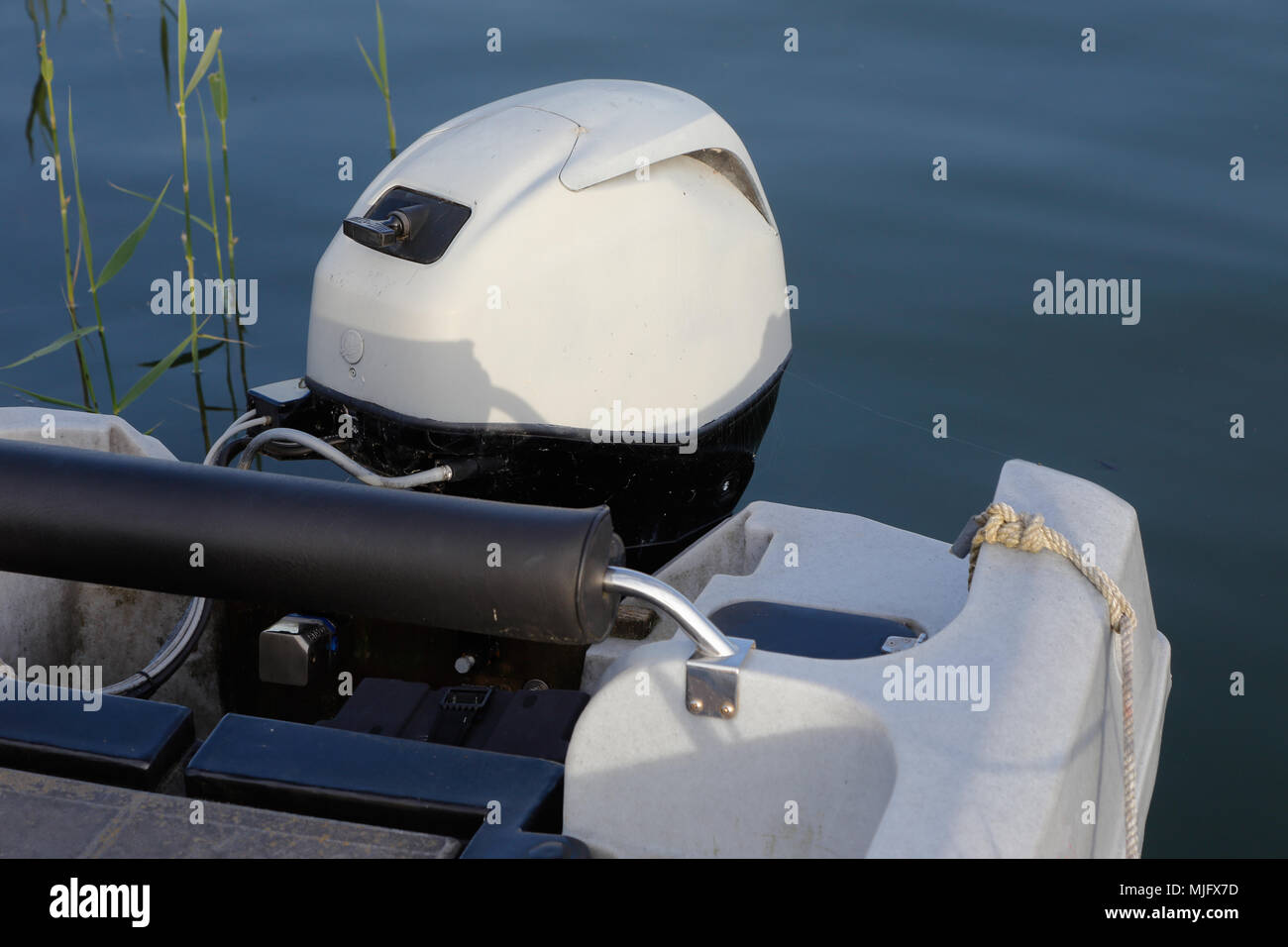 Close up d'un moteur hors bord sur un petit bateau. Banque D'Images