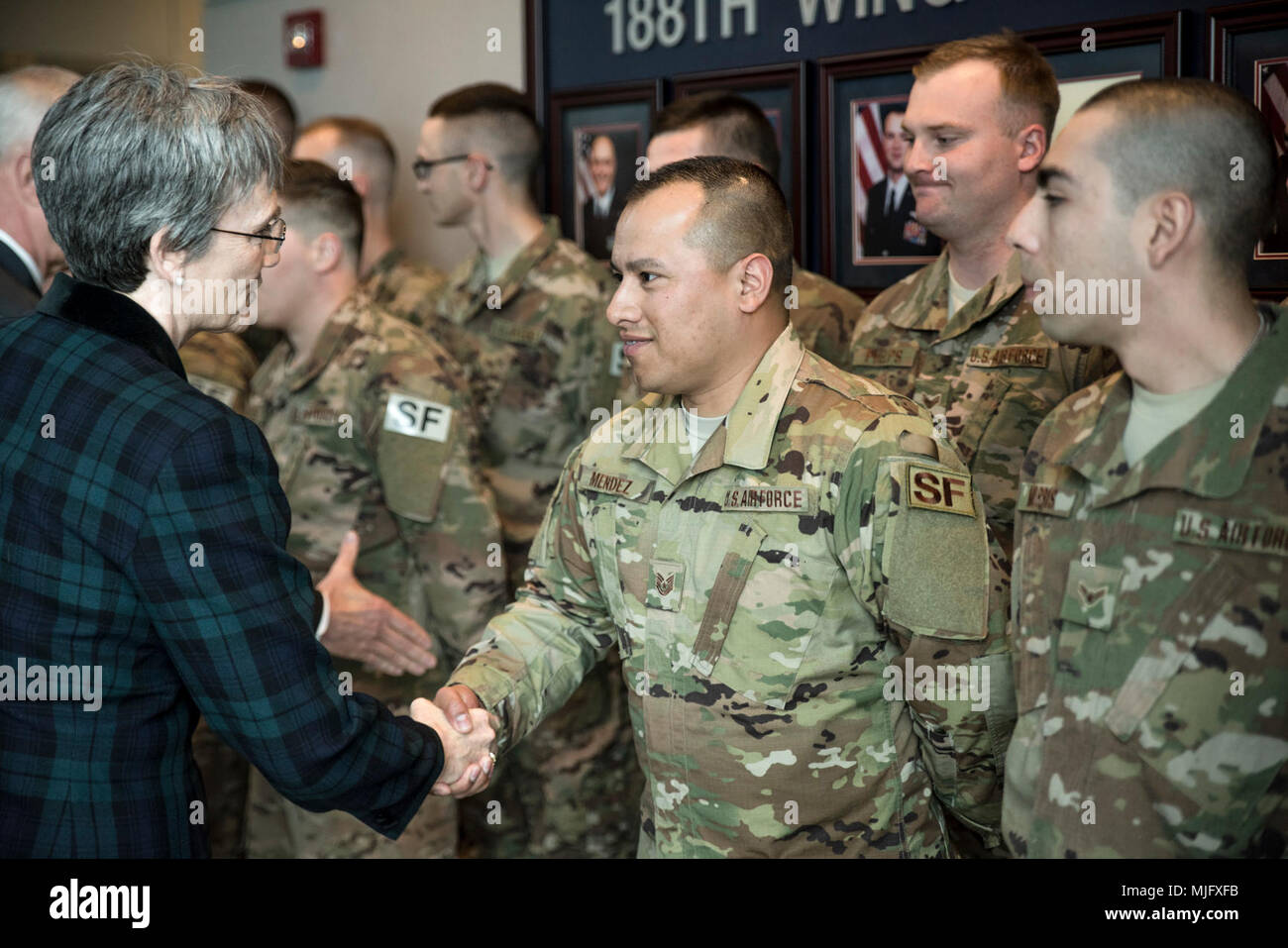 Tech. Le Sgt. Edgar Gonzalez, 188ème Membre de l'Escadron des Forces de sécurité, serre la main avec le secrétaire de l'Armée de l'air baissait à Heather Wilson Air National Guard Base, Fort Smith, Ark., Mars 26 , 2018. La 188ème humains y seront déployés à l'appui de l'opération Liberté's Sentinel, dans le cadre de l'Air National Guard's mission fédérale d'appuyer les opérations en temps de guerre. (U.S. Air National Guard Banque D'Images