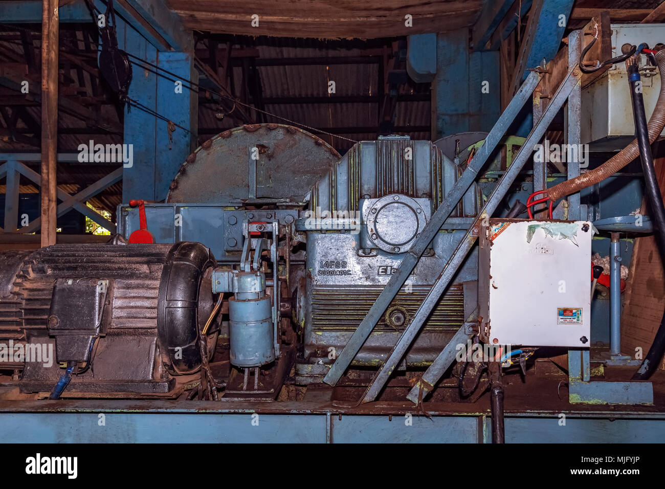 Machines Vintage sur l'écran utilisé pour grumes de sciage des planches et des planches à la scierie de Chatham à Port Blair, Andaman, l'Inde. Banque D'Images