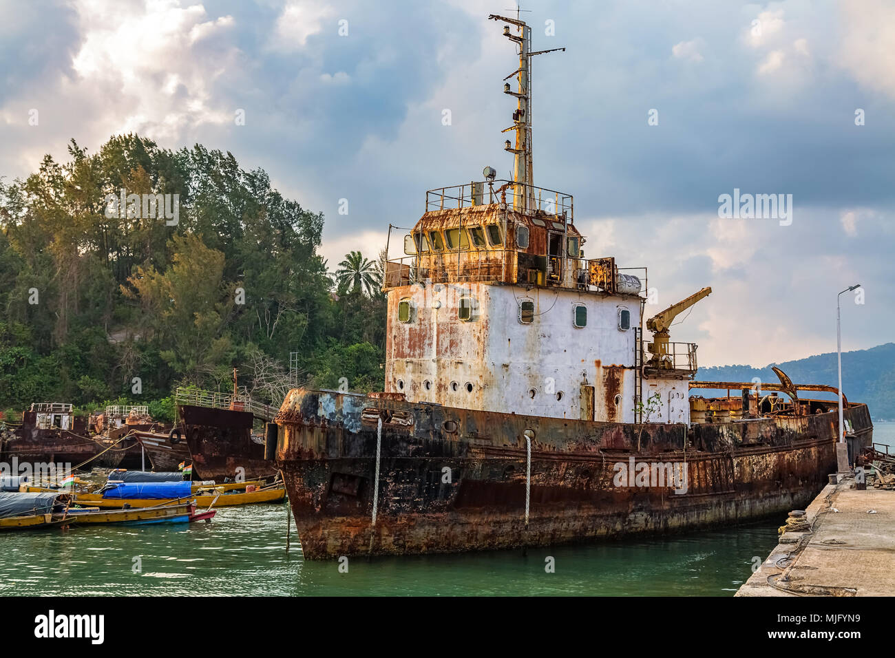 Rusty ancien navire au port de Port Blair Inde Andaman. Banque D'Images