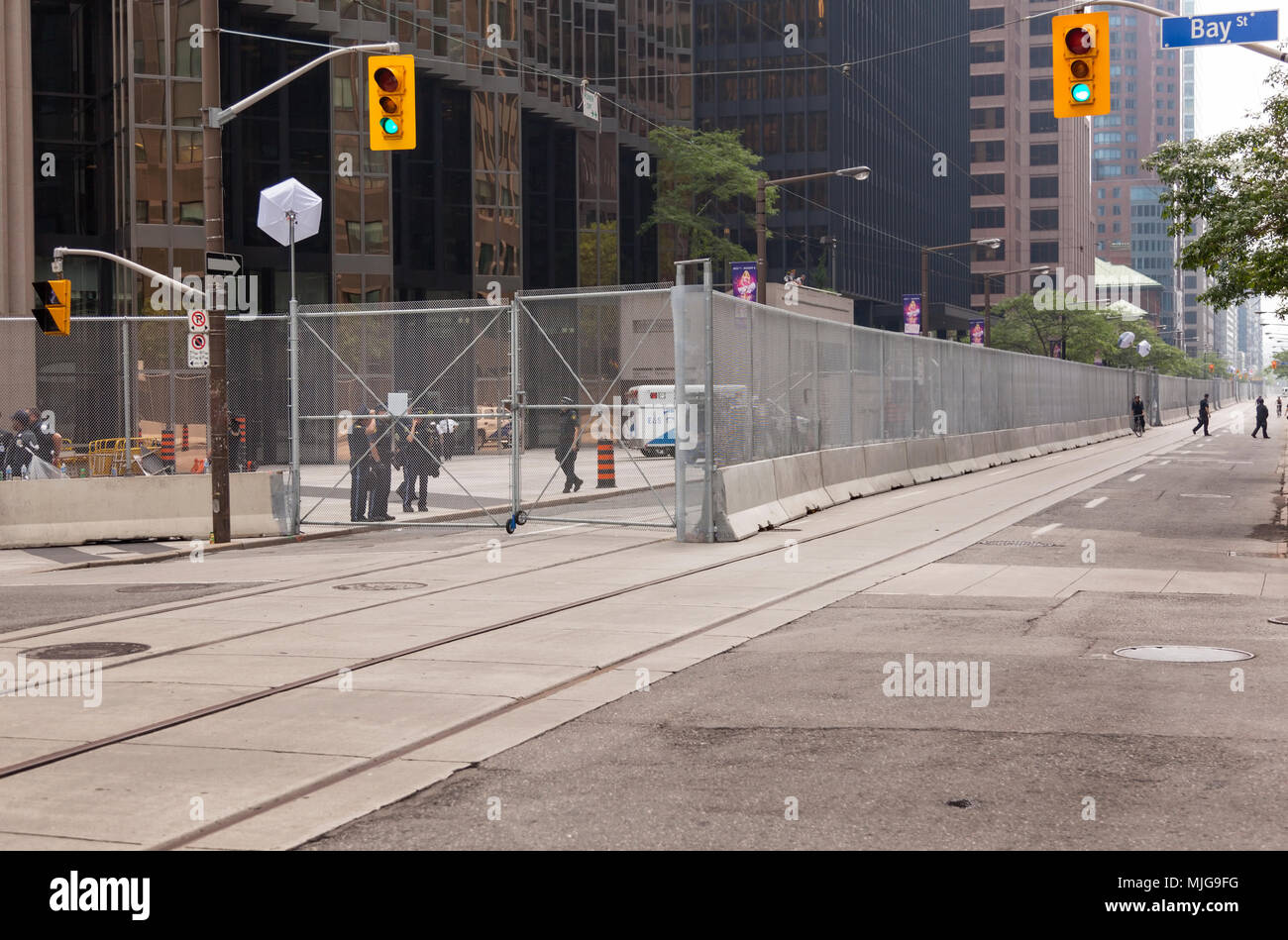 Une haute clôture entoure un bâtiment le long de la rue Wellington Ouest durant le sommet du G20 au centre-ville de Toronto, Ontario, Canada. Banque D'Images