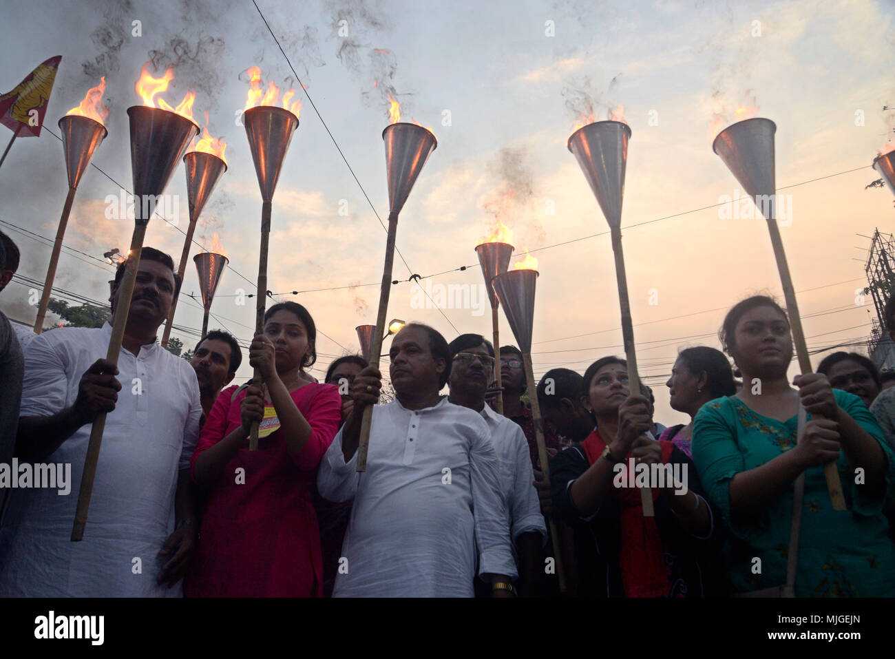 Kolkata, Inde. 04 mai, 2018. Militant avant gauche maintenez flambeau pendant le rallye exigeant équitables et pacifiques. Élection du Panchayat Fronts gauche les leaders et membres de prendre part à un rallye flambeau juste et pacifique exigeant l'ouest du Bengale Panchayat élection. Credit : Saikat Paul/Pacific Press/Alamy Live News Banque D'Images