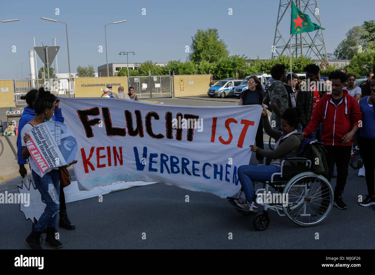 Darmstadt, Allemagne. 04 mai, 2018. Les manifestants tenir une bannière qui se lit 'fuyant n'est pas crime'. Les réfugiés et les militants ont défilé à Darmstadt, pour protester contre la déportation des réfugiés, qu'ils voient leur pays d'origine comme n'étant pas enregistrer. L'occasion est l'ouverture récente d'un centre d'expulsion de Darmstadt, qui est le premier dans l'état de Hesse. Crédit : Michael Debets/Pacific Press/Alamy Live News Banque D'Images