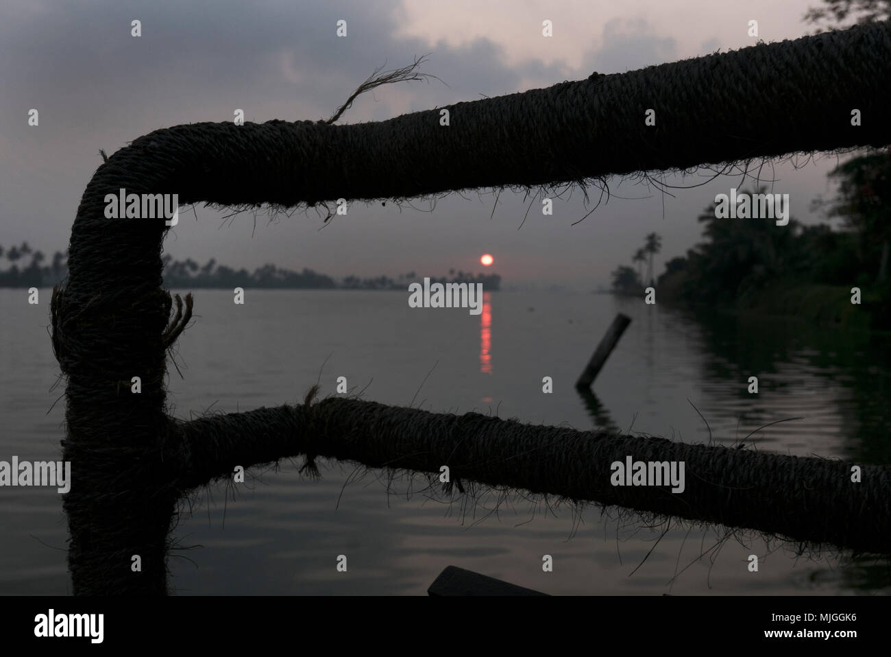 Au Kerala,une péniche voyage sur le Lac Vembanad est un must pour tous les touristes.Le lac est l'appui de 1,5 million de personnes qui pêchent etc et répondre aux touristes Banque D'Images