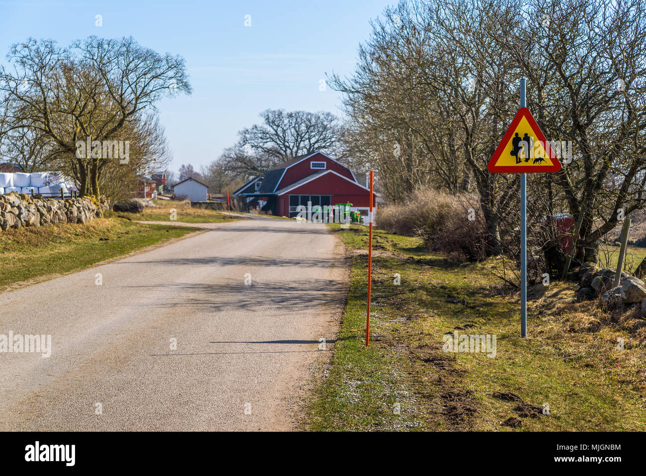 Hagaby, Oland, Sweden - 8 Avril 2018 : Voyage documentaire de la vie quotidienne et de l'environnement. Signe de la circulation des personnes à pied senior d'avertissement d'un chien. Farmh Banque D'Images Hagaby, Oland, Sweden - 8 Avril 2018 : Voyage documentaire de la vie quotidienne et de l'environnement. Signe de la circulation des personnes à pied senior d'avertissement d'un chien. Farmh Banque D'Images